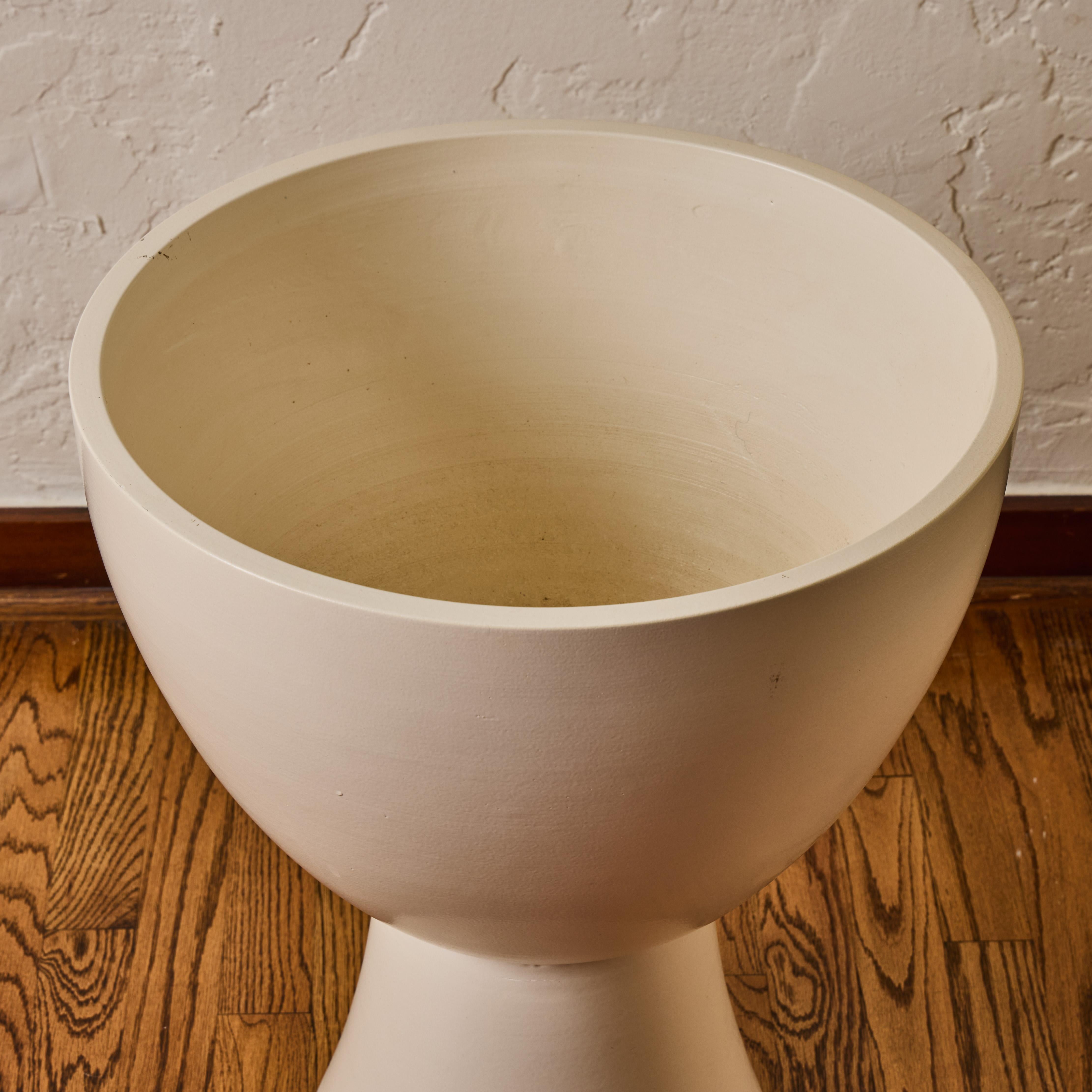 Mattweiß glasierte Keramik Gainey Prototyp Midcentury Chalice Pflanzer im Angebot 1