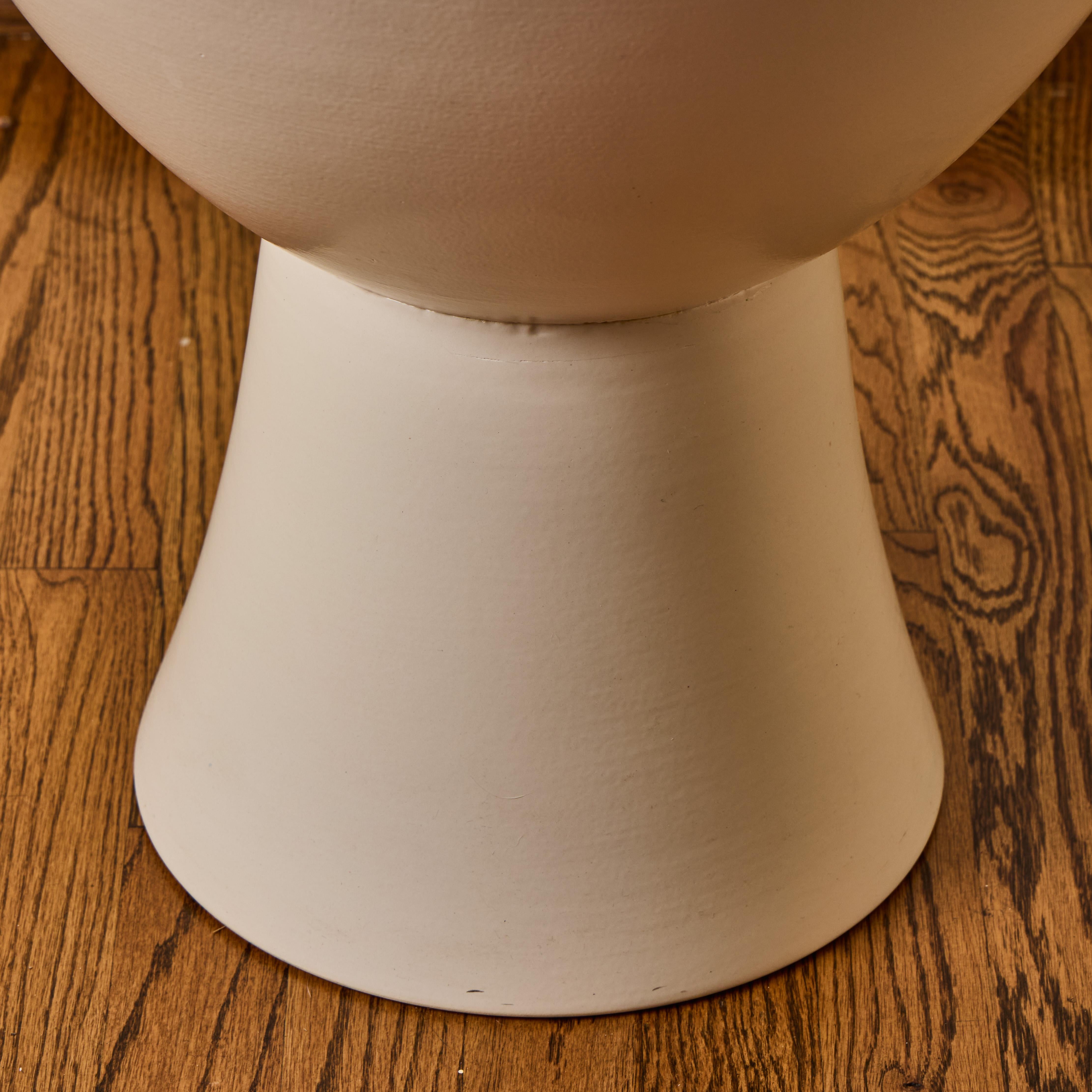 Mattweiß glasierte Keramik Gainey Prototyp Midcentury Chalice Pflanzer im Angebot 2