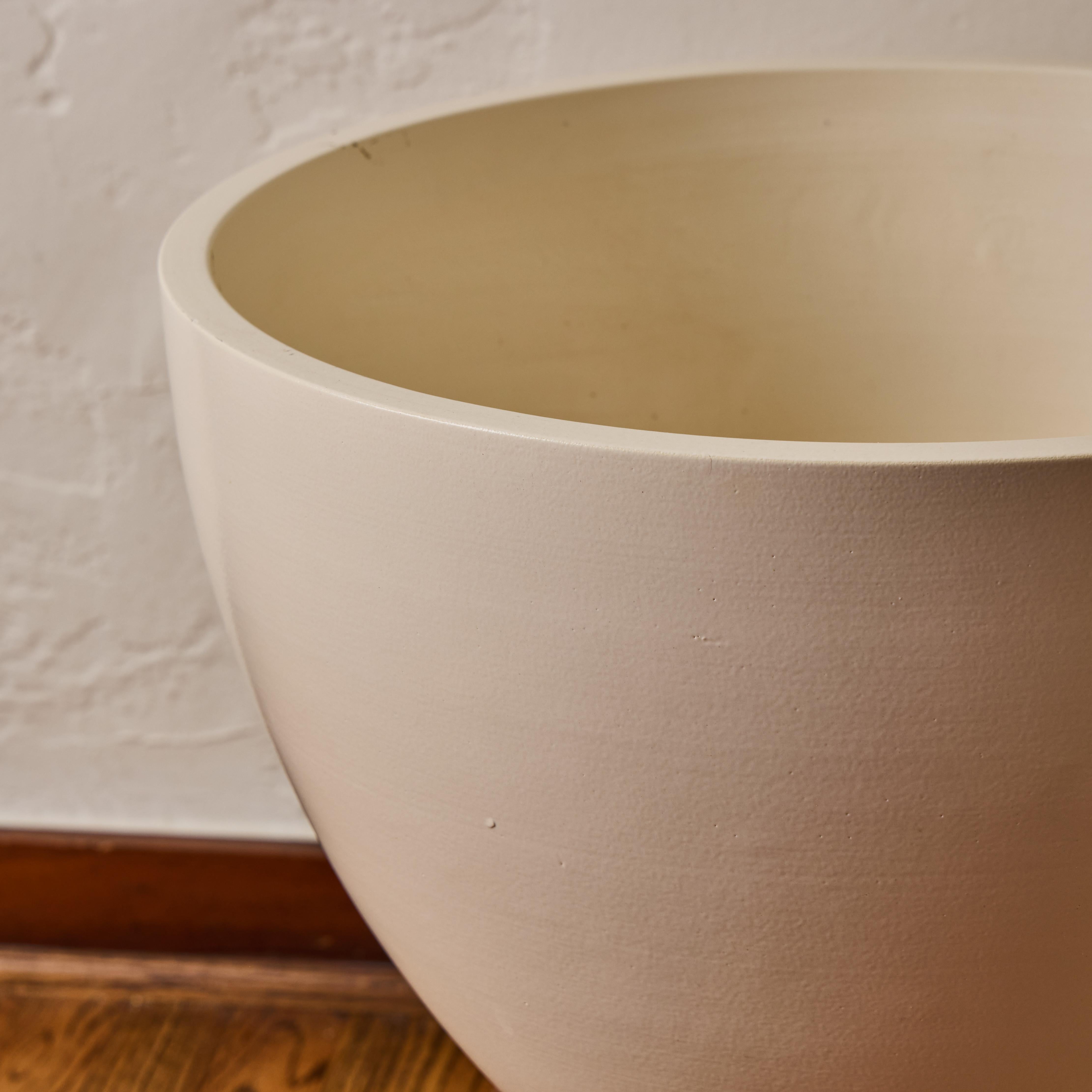 Mattweiß glasierte Keramik Gainey Prototyp Midcentury Chalice Pflanzer im Angebot 3