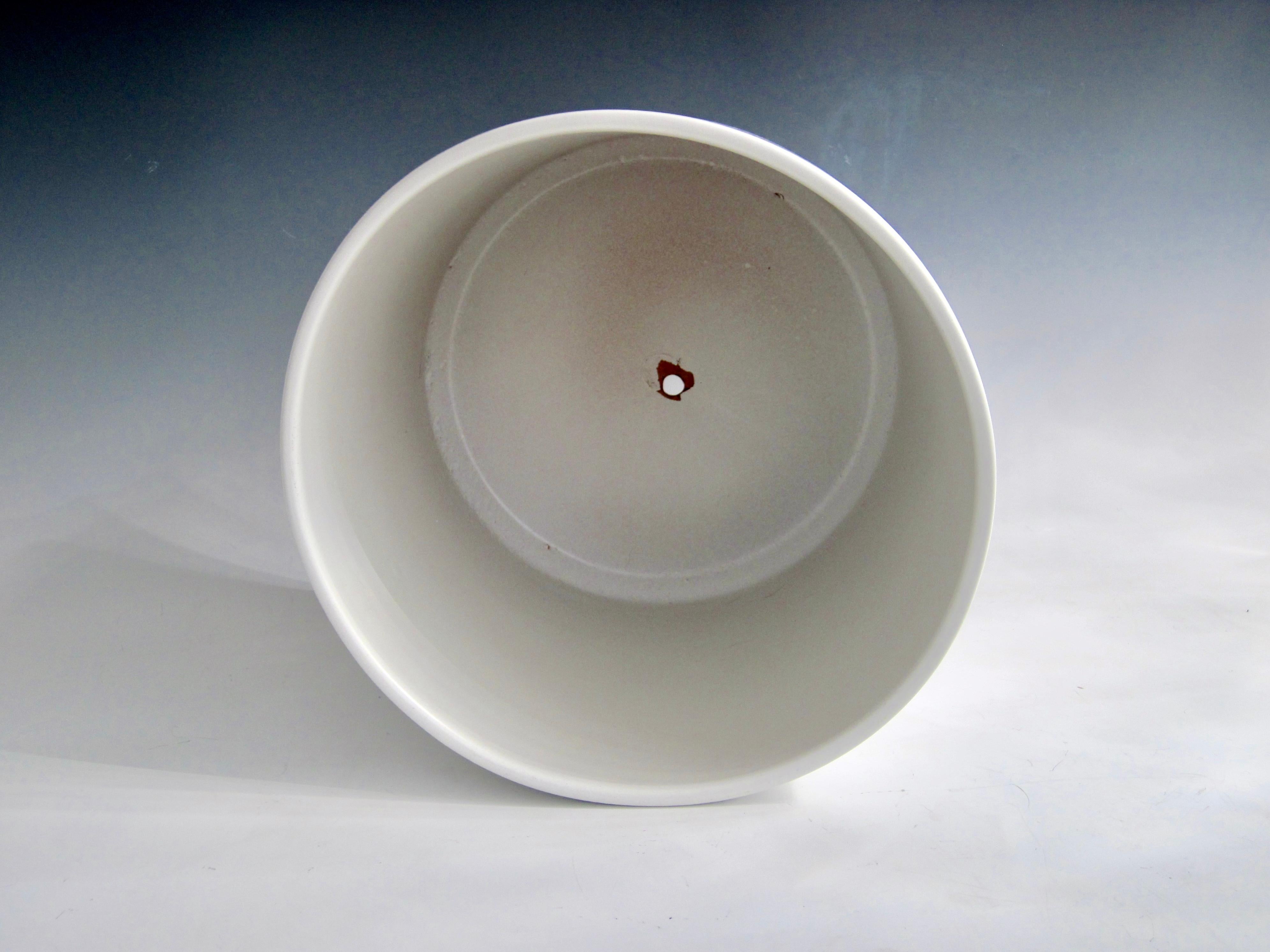 Vernissé Pot en terre cuite émaillée blanc mat en vente