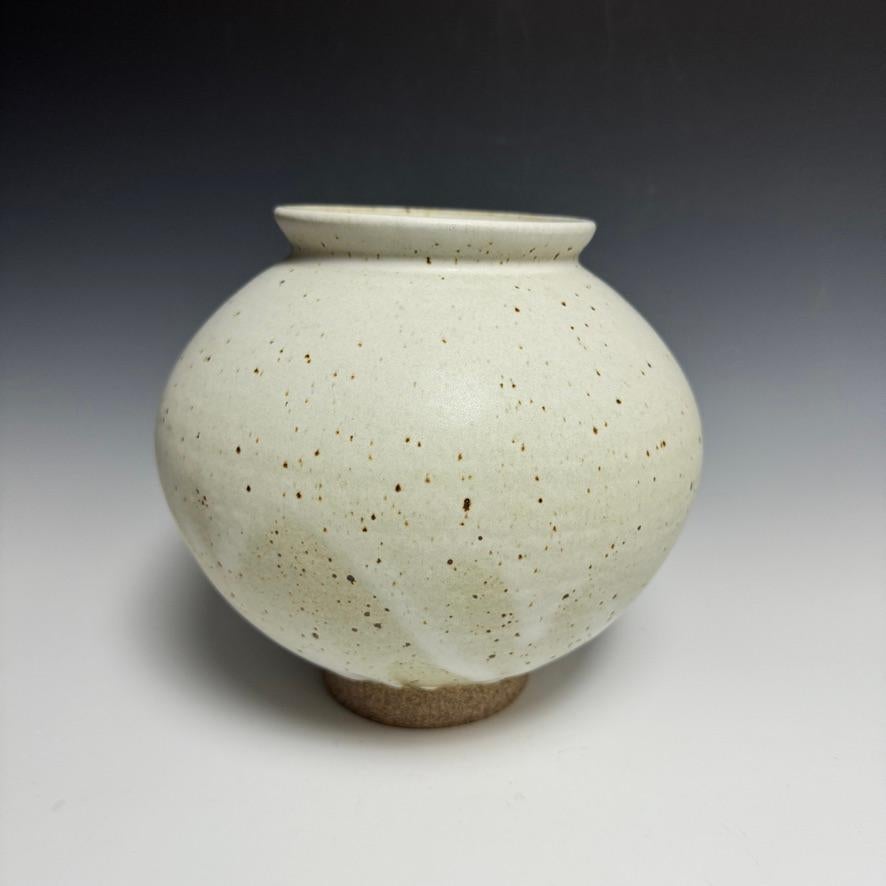 Matte White Speckled Moon Jar by Jason Fox.

A Southern Californian for over half his life, Contemporary Ceramic Artist Jason Fox draws upon his classical education in Architecture and Art History as well as his love of surfing and the ocean. He