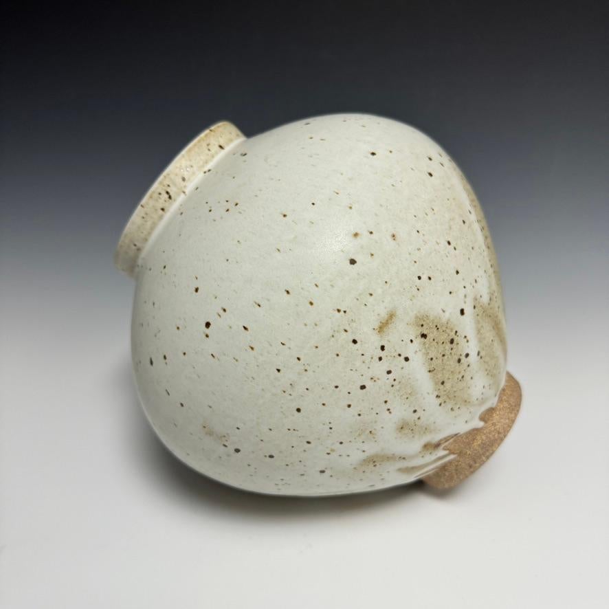Matte White Speckled Ceramic Moon Jar by Jason Fox In New Condition For Sale In Burbank, CA