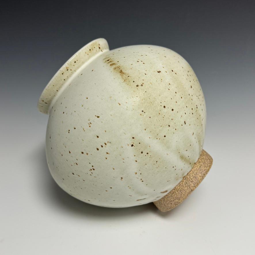 Matte White Speckled Ceramic Moon Jar by Jason Fox In New Condition For Sale In Burbank, CA