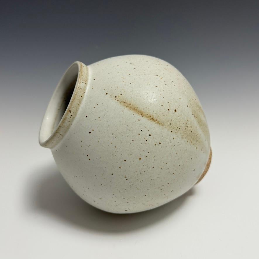 Matte White Speckled Ceramic Moon Jar by Jason Fox In New Condition For Sale In Burbank, CA
