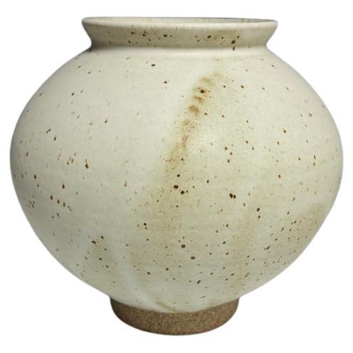 Barattolo lunare in ceramica bianca opaca di Jason Fox Ceramics