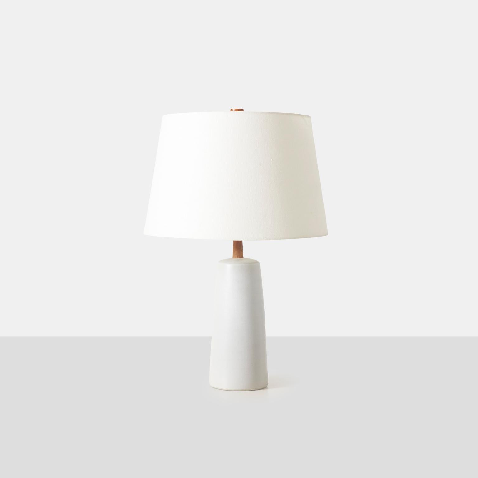 Moderne Lampe de bureau en grès blanc mat de Gordon & Jane Martz en vente