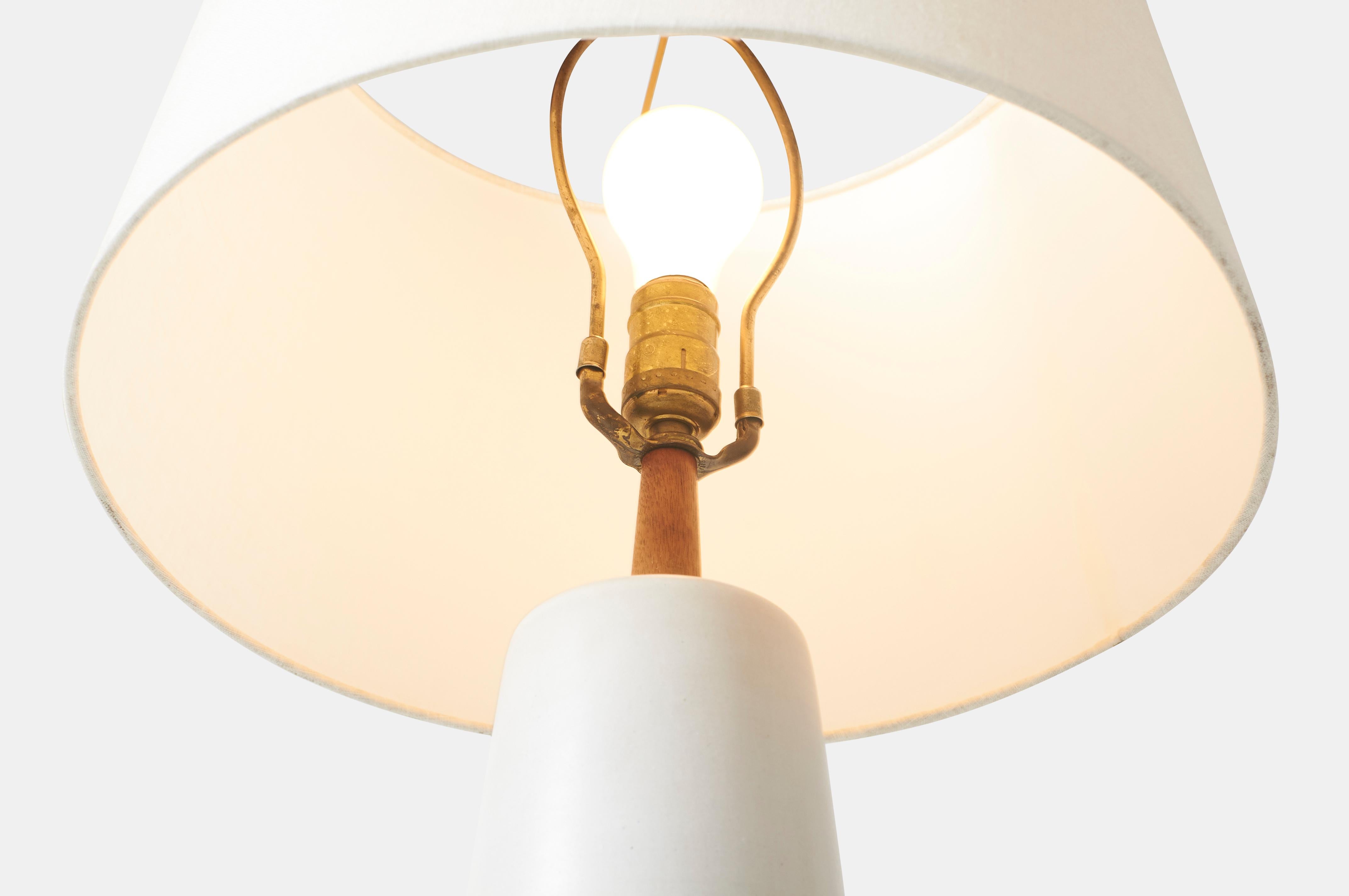 20ième siècle Lampe de bureau en grès blanc mat de Gordon & Jane Martz en vente
