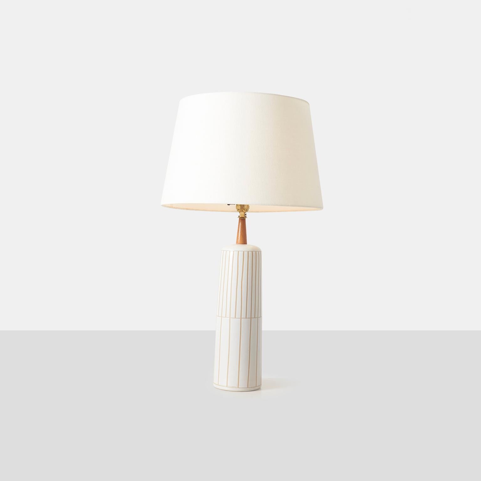 Moderne Lampe de bureau en grès blanc mat et brun clair de Gordon & Jane Martz en vente