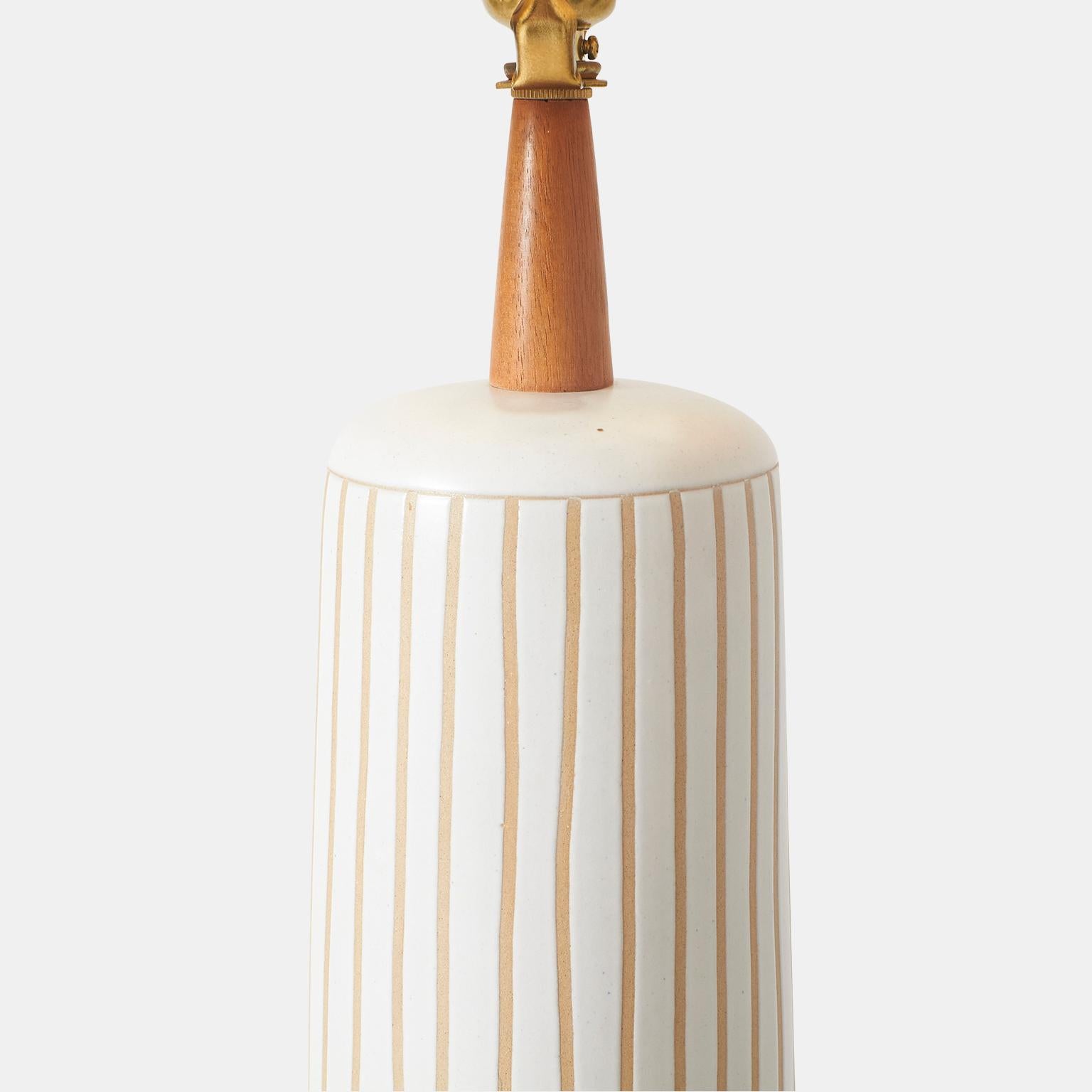 Lámpara de sobremesa de gres blanco mate y bronceado de Gordon & Jane Martz Estadounidense en venta