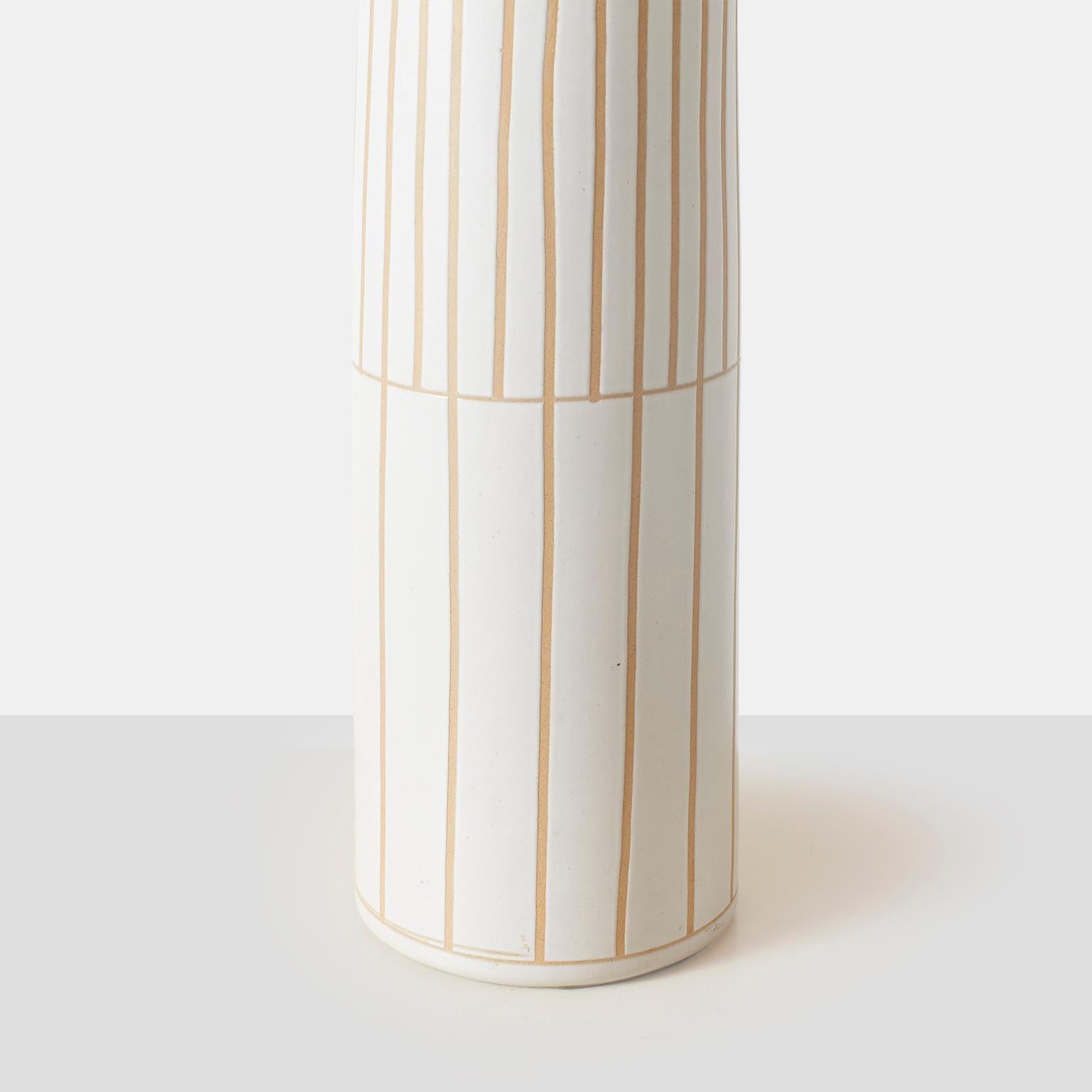 Matte White & Tan Stoneware Table Lamp by Gordon & Jane Martz In Good Condition For Sale In San Francisco, CA