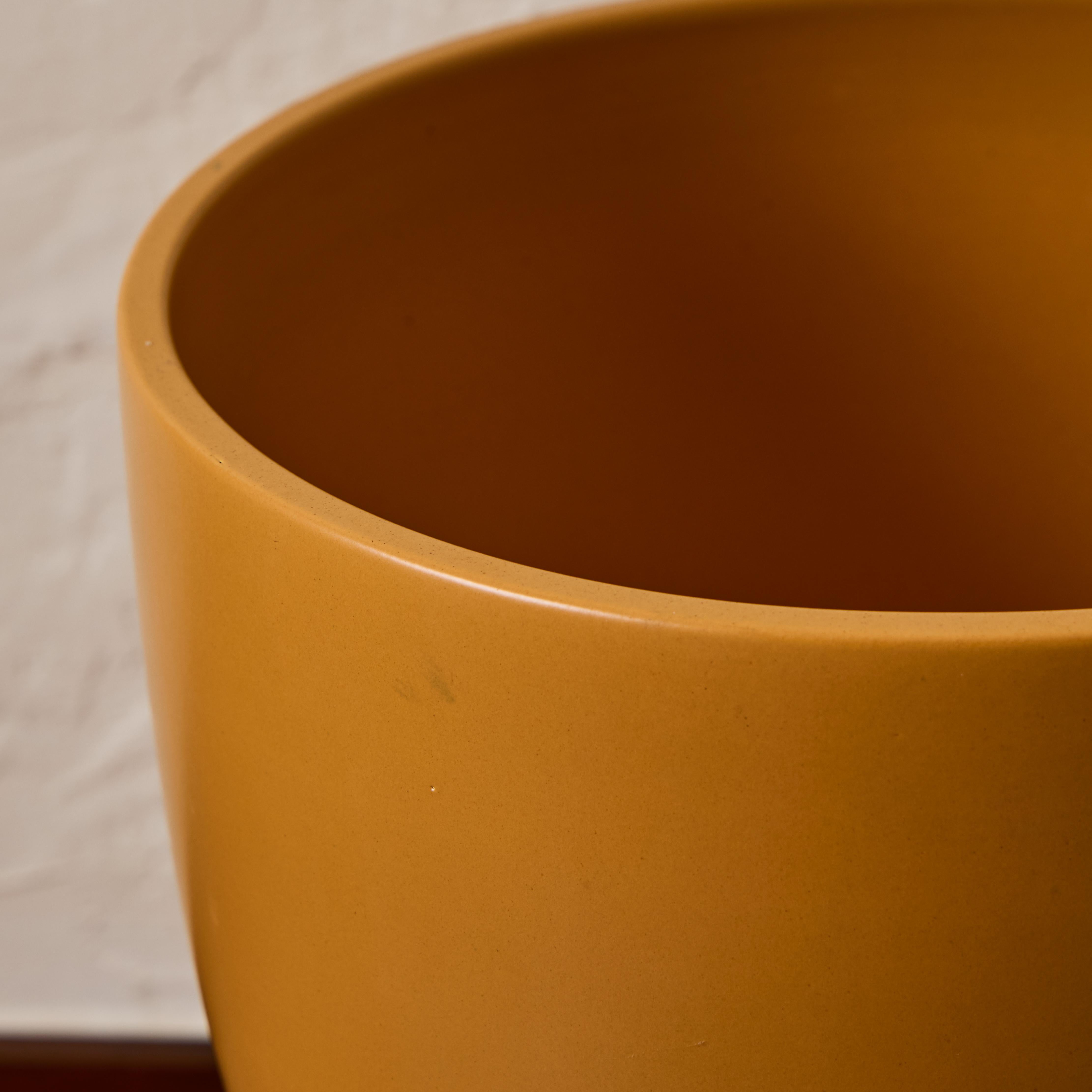 Jardinière Chalice en céramique émaillée jaune mat Gainey Prototype Midcentury en vente 2