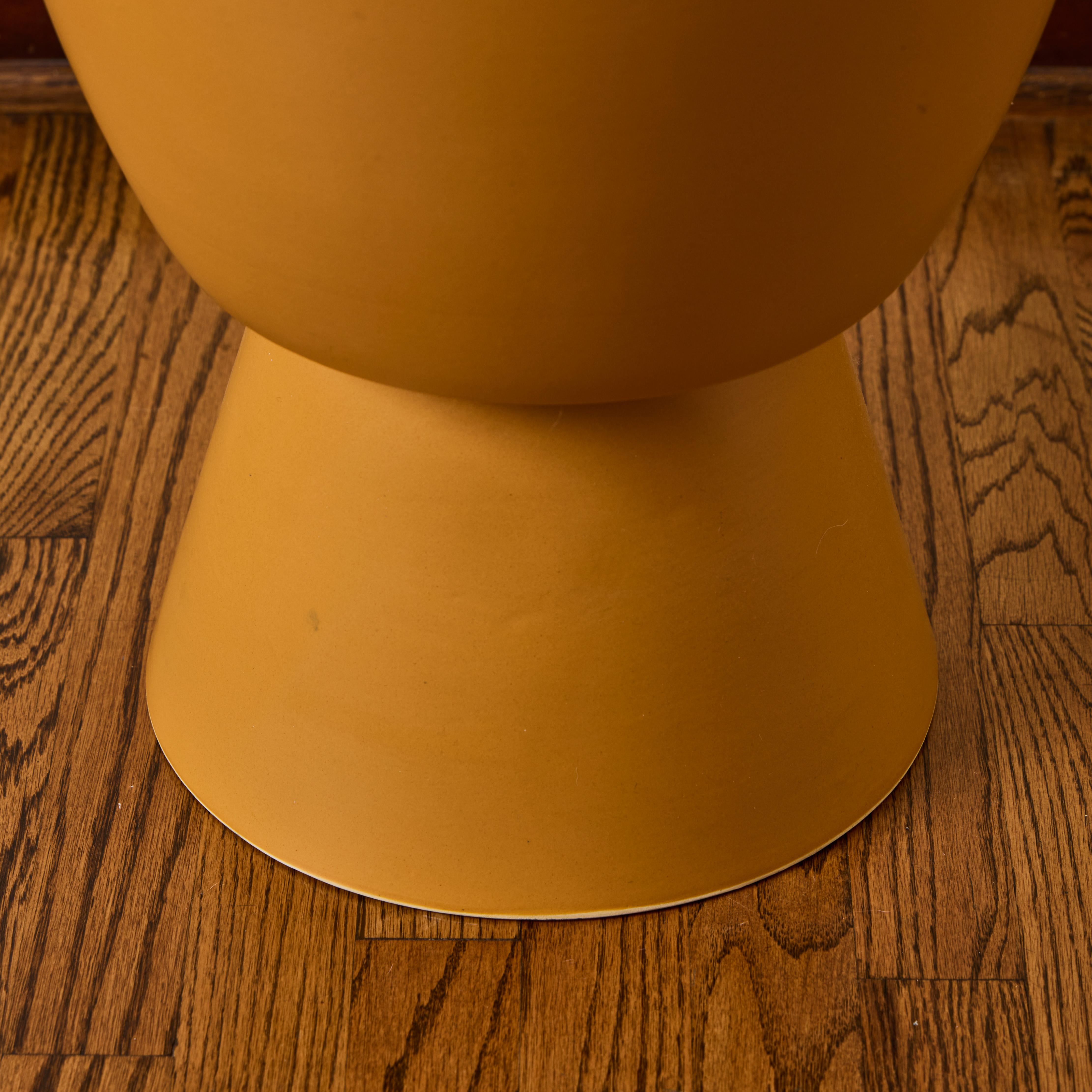 Jardinière Chalice en céramique émaillée jaune mat Gainey Prototype Midcentury en vente 3