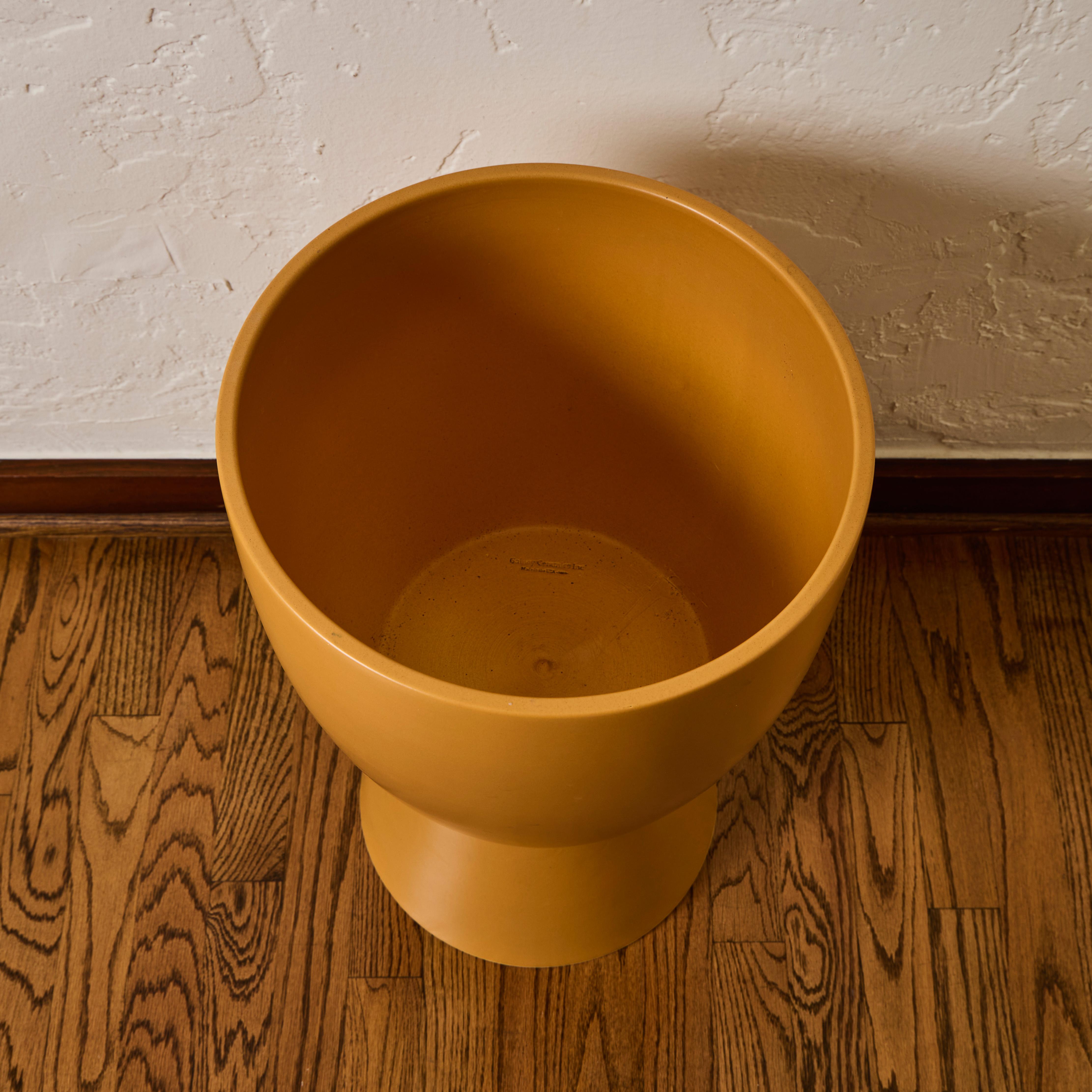 Jardinière Chalice en céramique émaillée jaune mat Gainey Prototype Midcentury en vente 5
