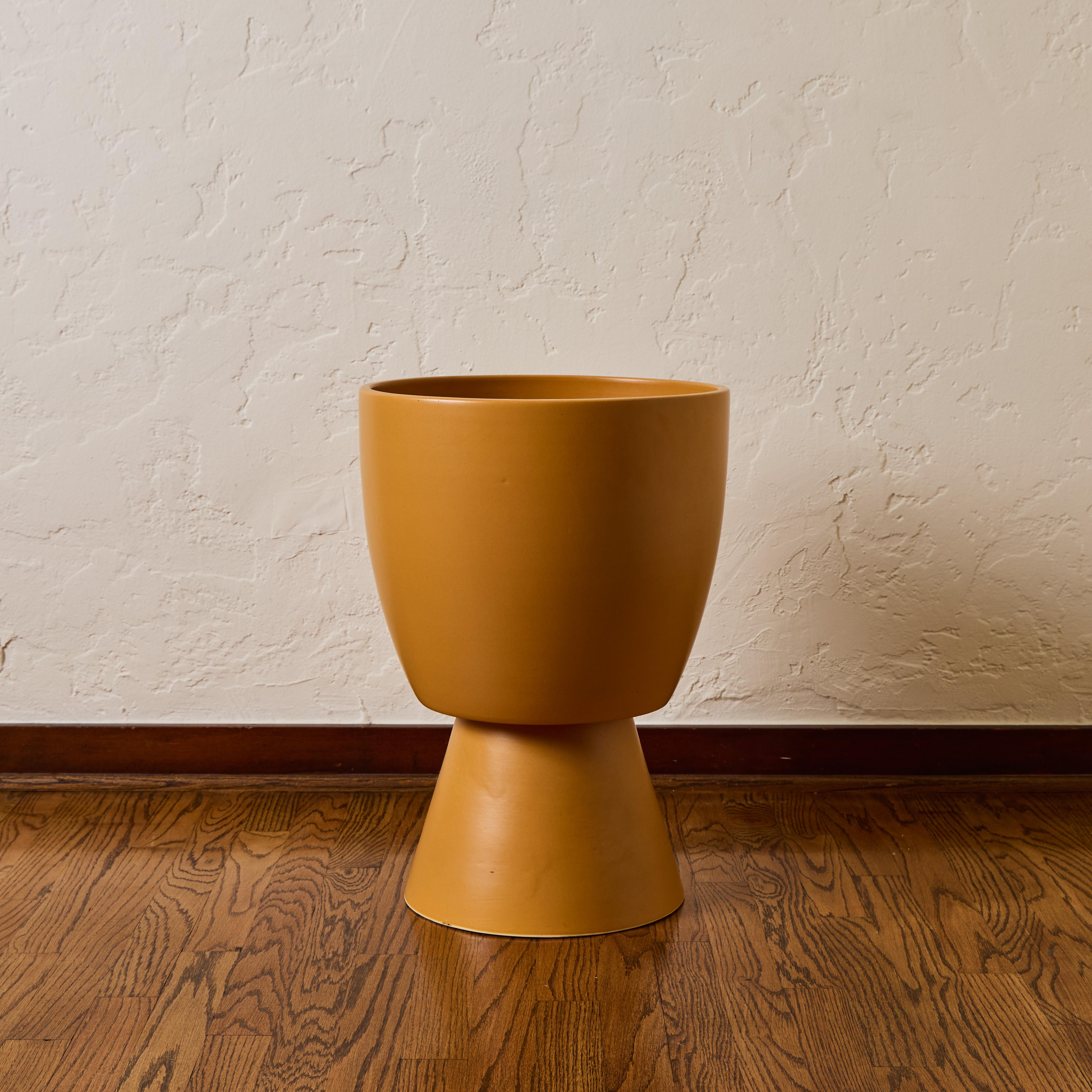 Vernissé Jardinière Chalice en céramique émaillée jaune mat Gainey Prototype Midcentury en vente