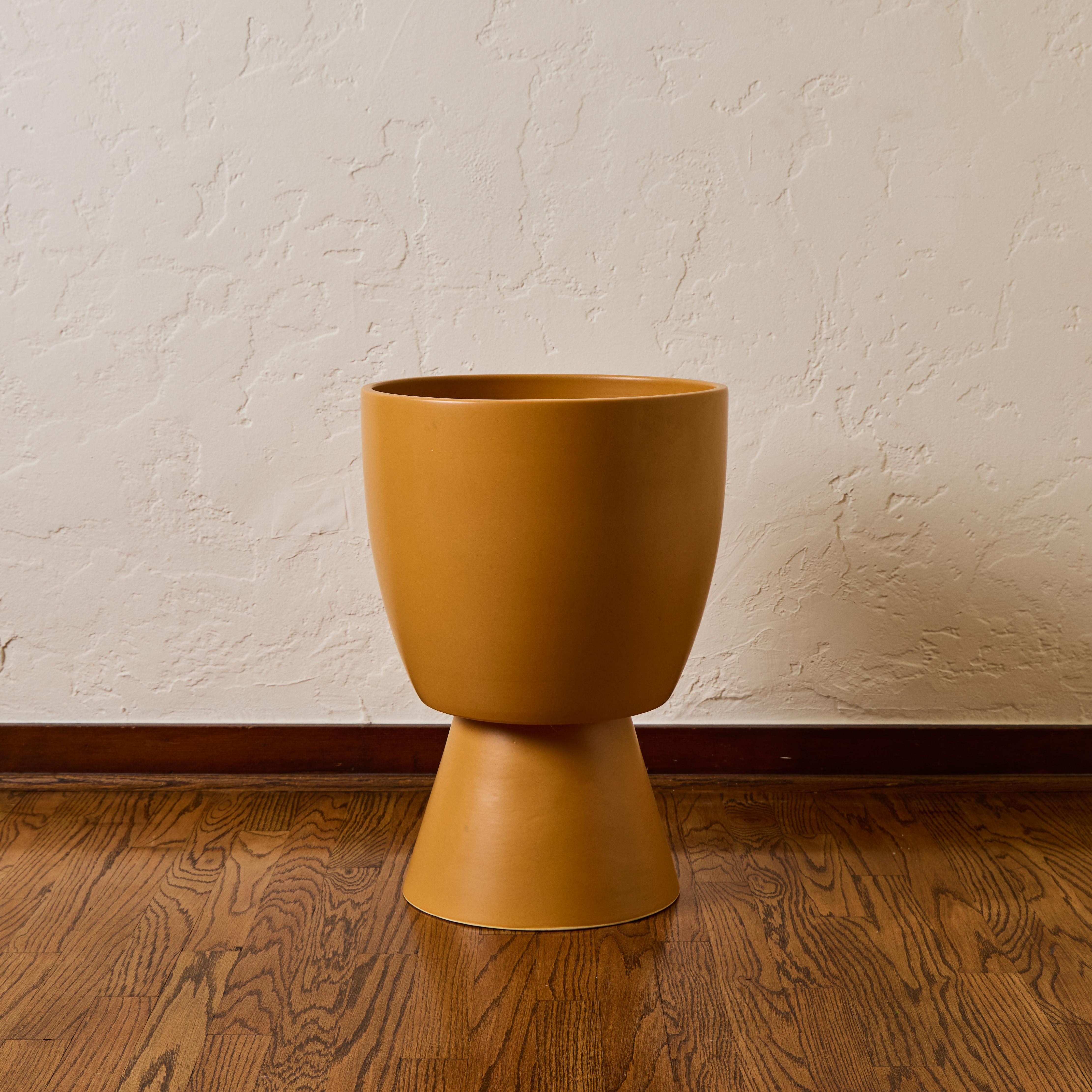 XXIe siècle et contemporain Jardinière Chalice en céramique émaillée jaune mat Gainey Prototype Midcentury en vente