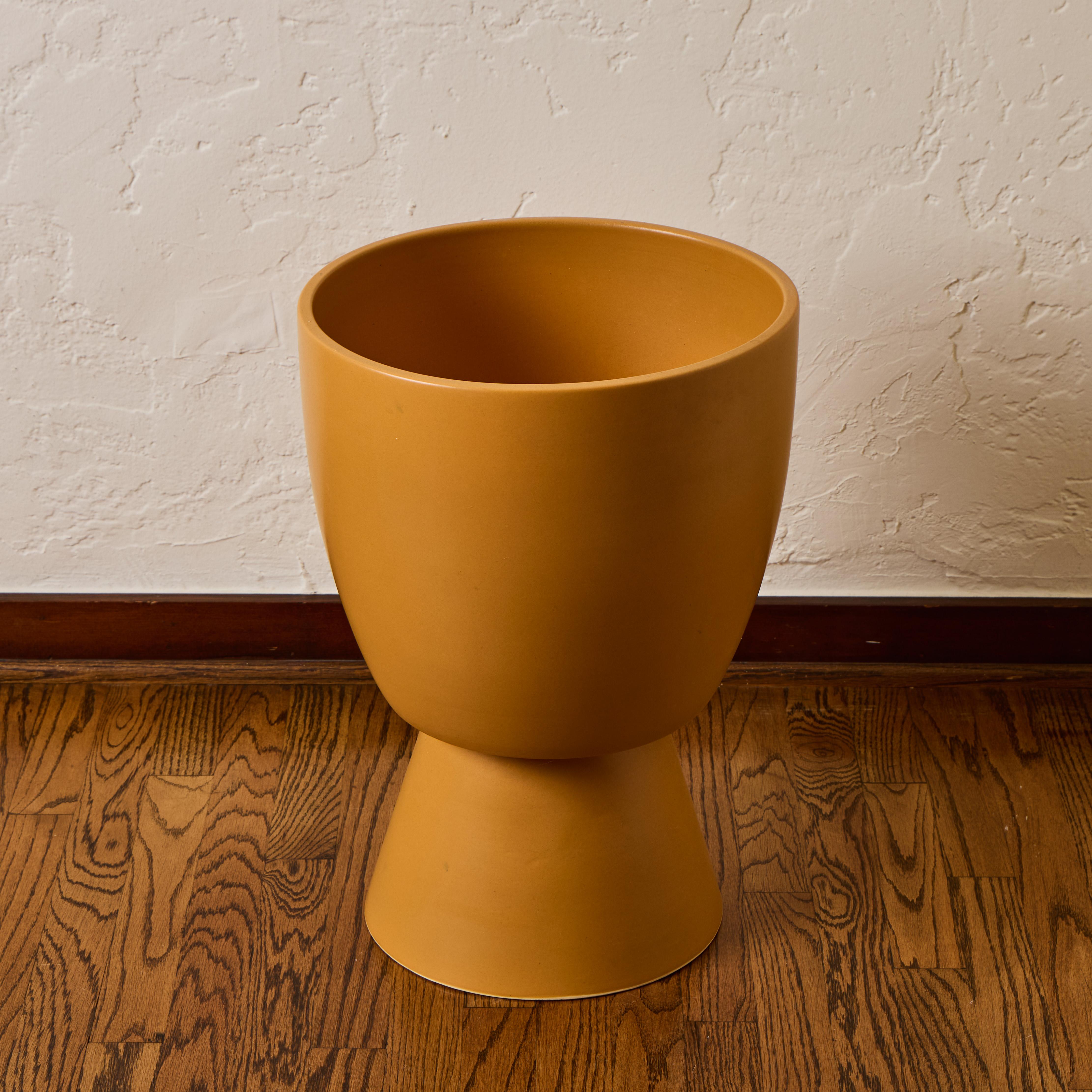 Céramique Jardinière Chalice en céramique émaillée jaune mat Gainey Prototype Midcentury en vente