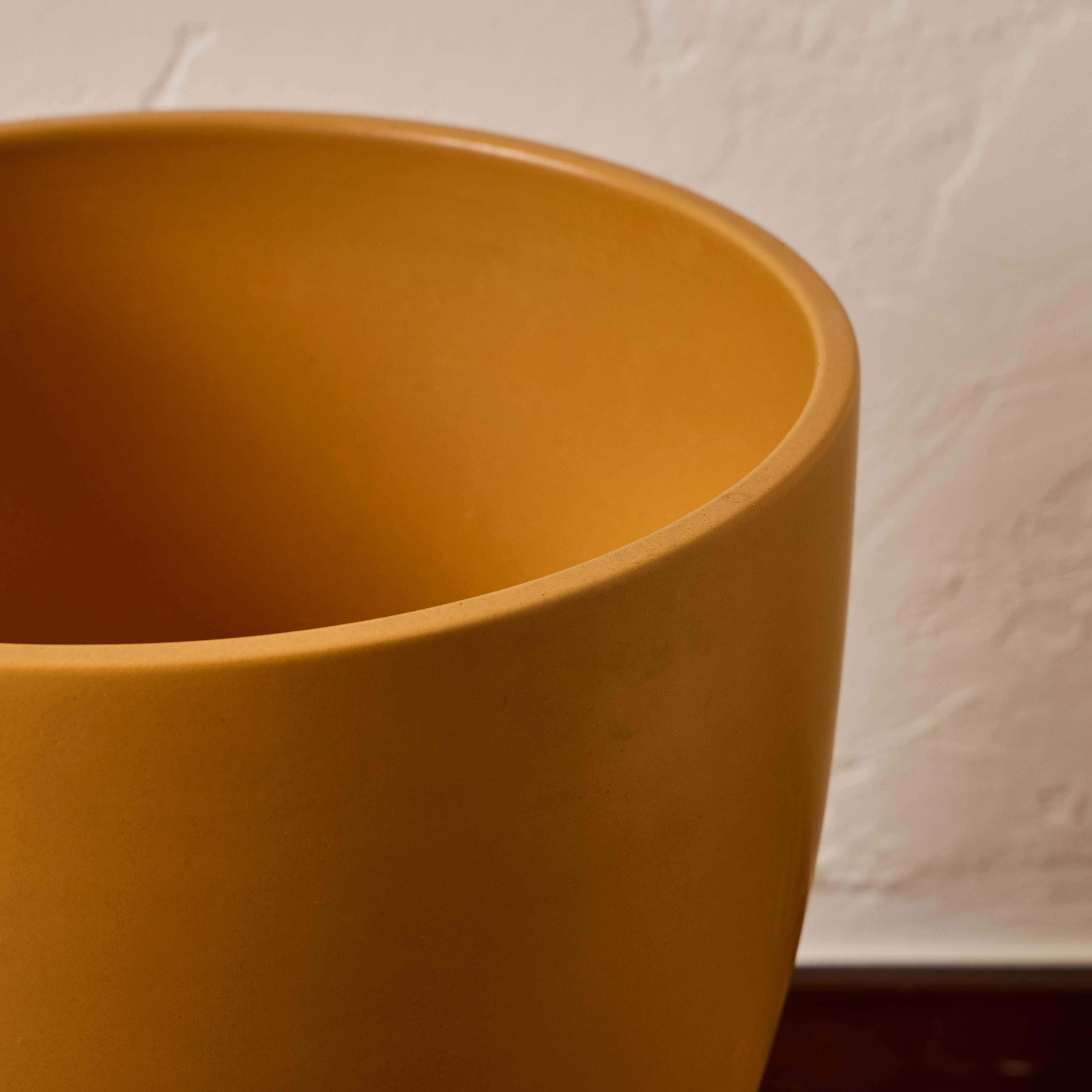 Jardinière Chalice en céramique émaillée jaune mat Gainey Prototype Midcentury en vente 1