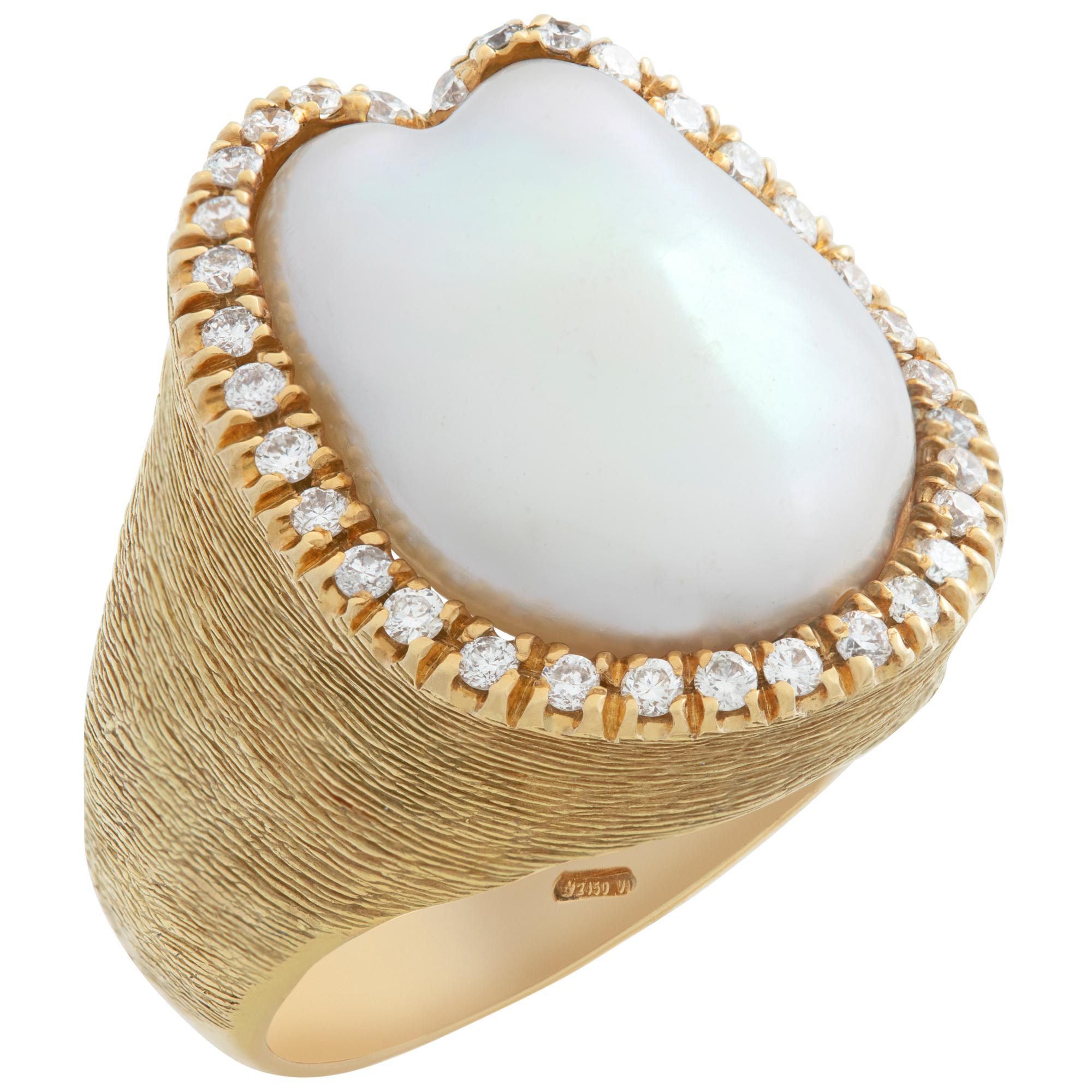 Matte yellow gold Baroque pearl ring surrounded by diamonds In Excellent Condition For Sale In Surfside, FL