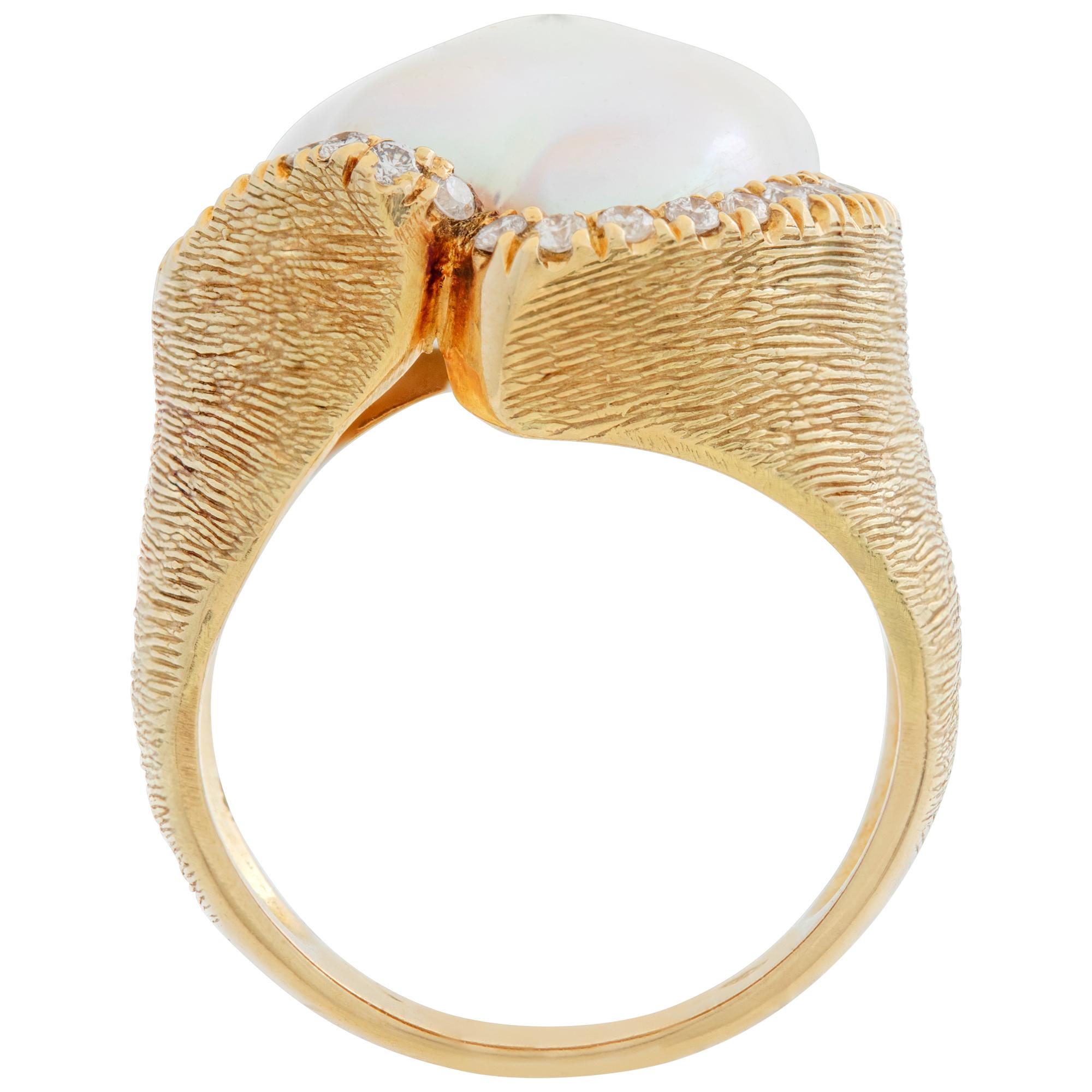 Women's Matte yellow gold Baroque pearl ring surrounded by diamonds