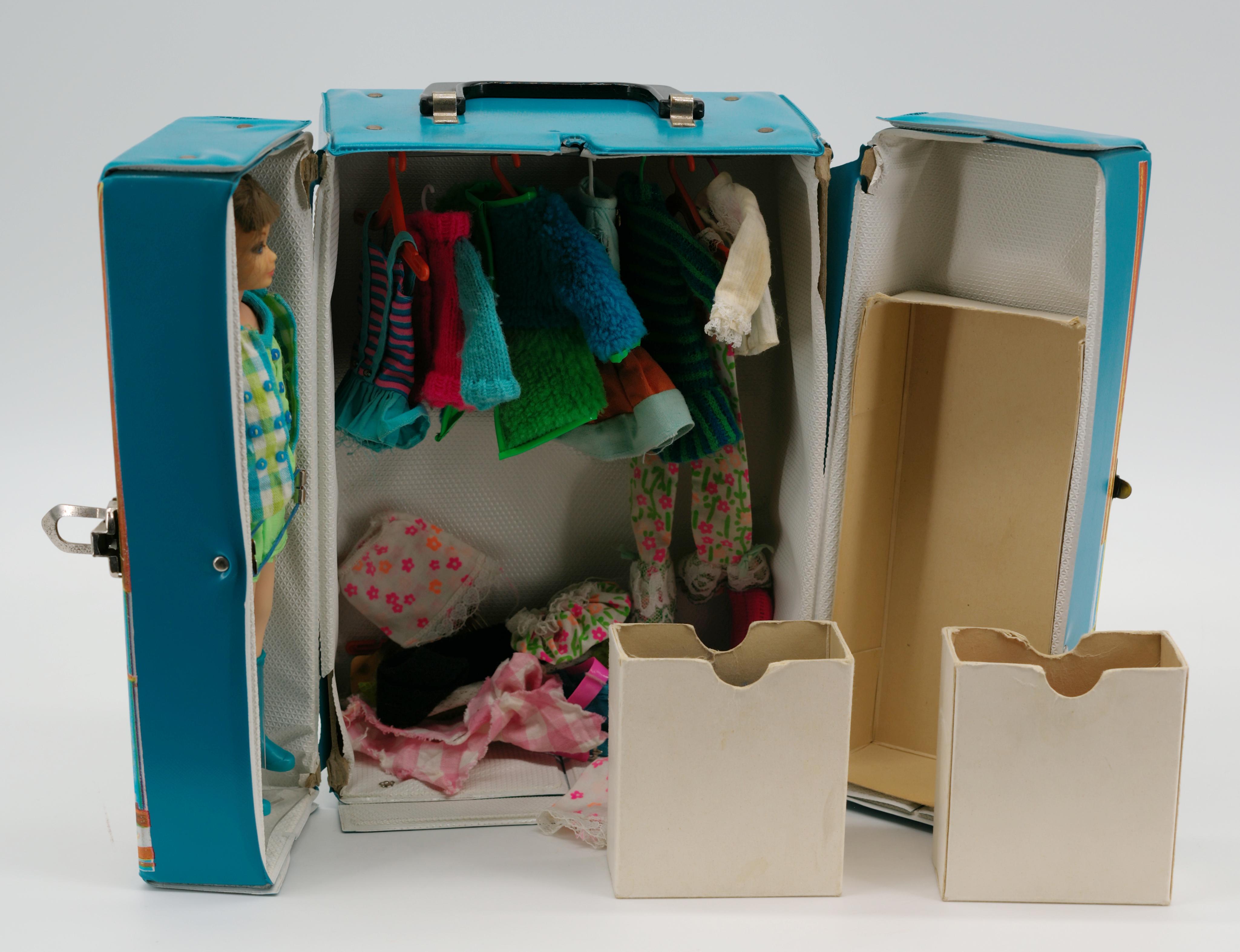 Mallette de transport Mattel pour Skipper avec poupée Skipper et tenues d'origine, Barbie 1964 en vente 6