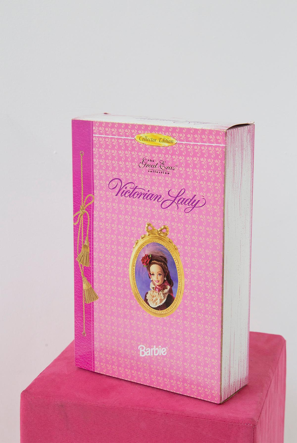 En 1995, une poupée Barbie a émergé des annales de l'histoire comme un témoignage de la grâce et de l'élégance d'une époque révolue. Il s'agit de Victorian Lady, une pièce précieuse de la Great Era Collection de Mattel. Cette Barbie transcende le