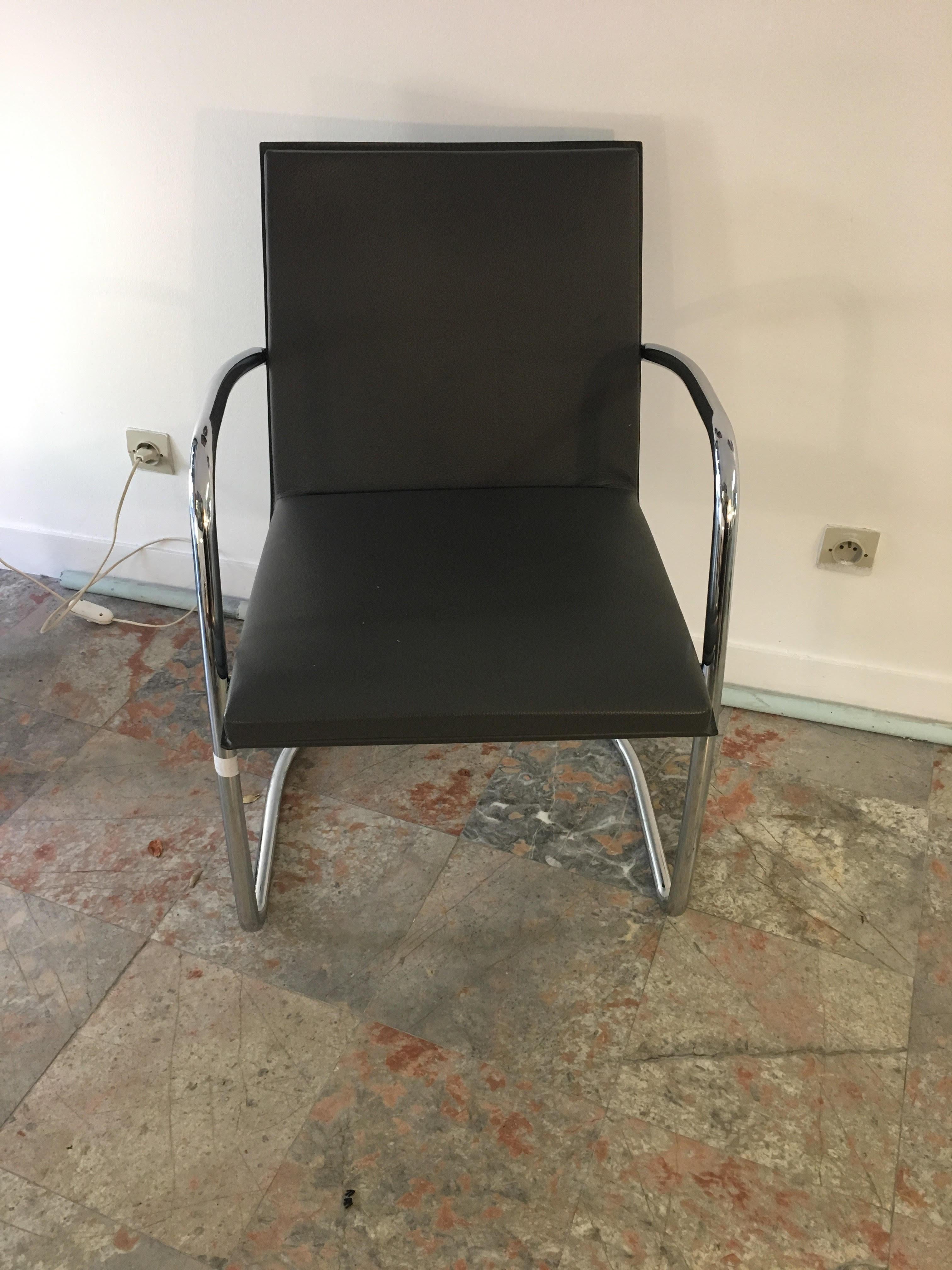 Matteo Grassi armchair Mizar model,
circa 2000.
Gray leather and steel
Cantilever base
Signature on the back
Excellent condition
390 € (Value 1900 €) - 4 available.