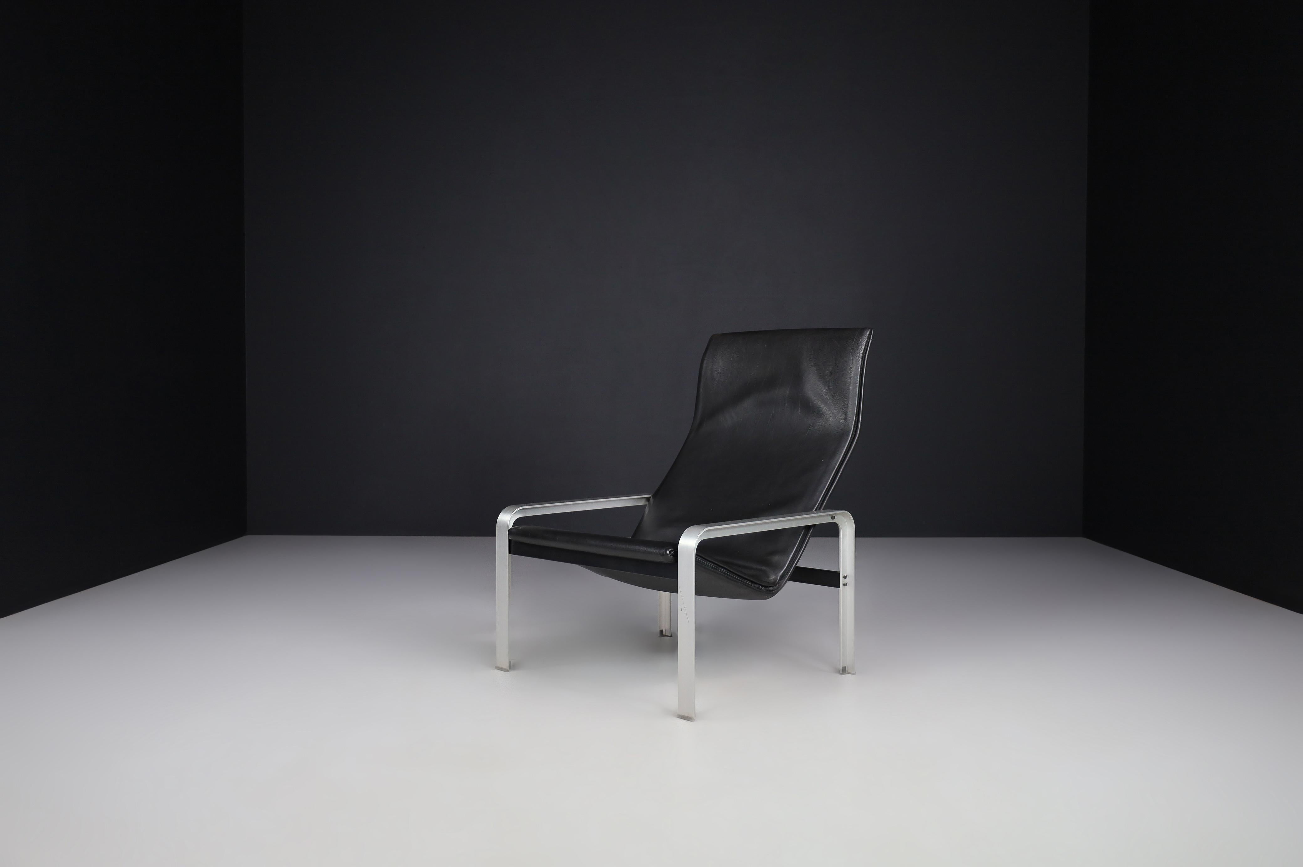 Matteo Grassi black leather lounge chair, Italy 1970s.

It is constructed of a metal frame covered with thick black saddle leather. Shows minor wear consistent with age. Extremely comfortable, chic, and highly indicative of the Italian 1970s