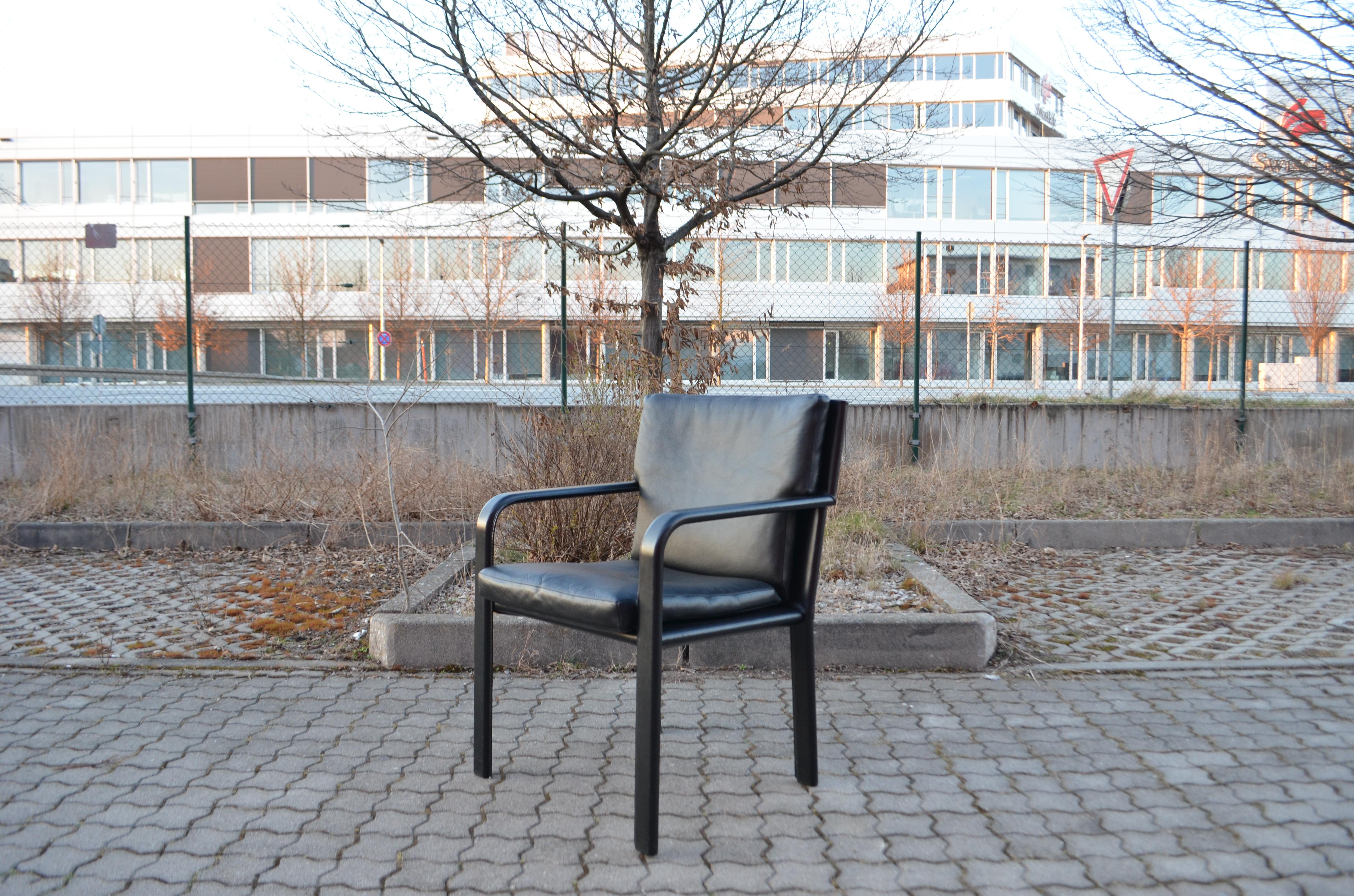 Jacques Toussaint und Patrizia Angeloni haben diesen Sessel für Matteo Grassi entworfen.
Es kann als Bürostuhl auch auf dem Esstisch verwendet werden.
Er ist aus schwarz lackiertem Aluminium und dickem Anilinleder und schwarzem Sattelleder