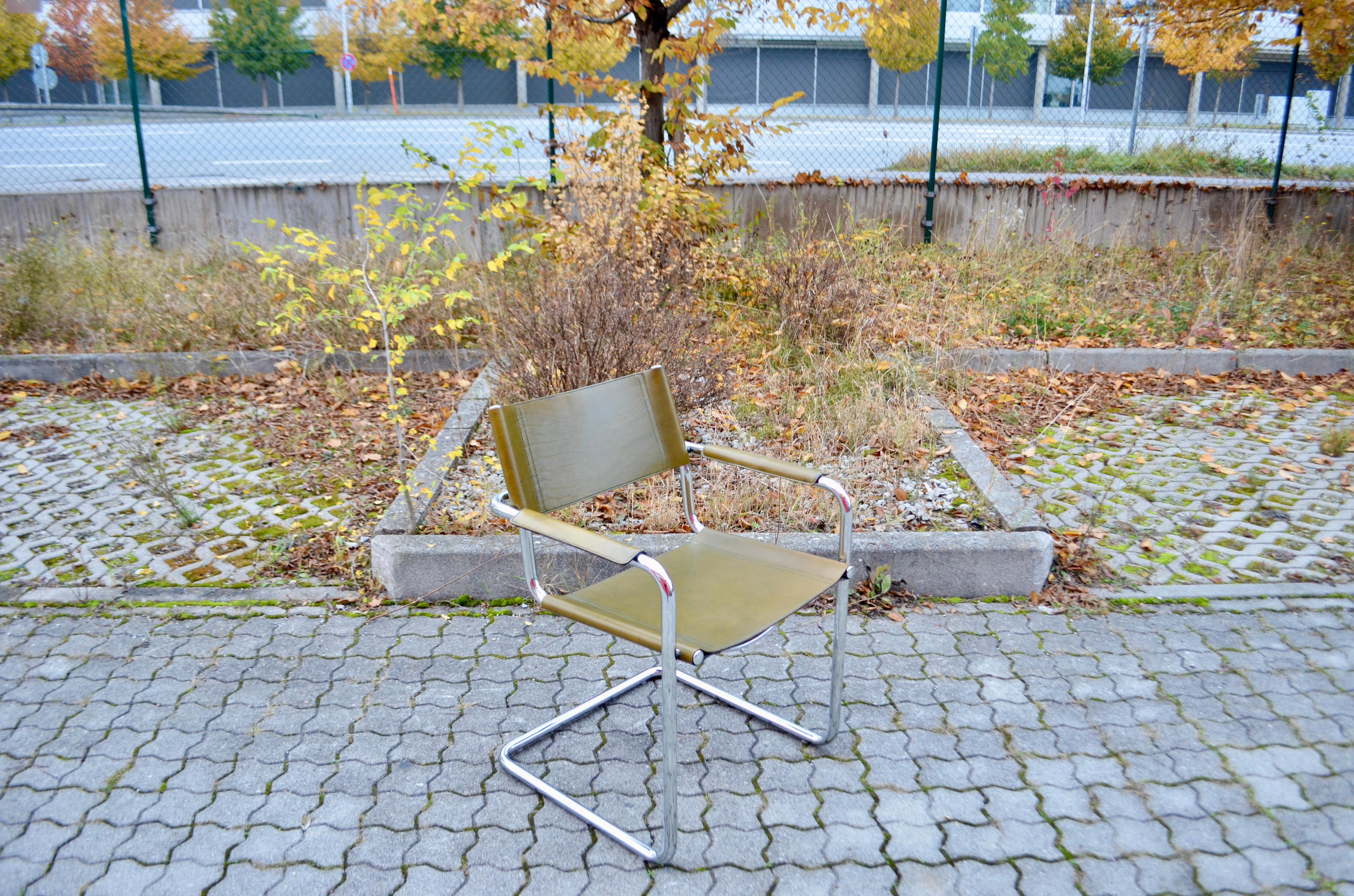 Vintage Cantilever chair by Centro Studi for Matteo Grassi Modell MG.
This Cantilever chair is an Italian classic.
In the manner of Marcel Breuer this chairs are strongly inspired by the Bauhaus Movement.
It is the thick beautiful stunning rare