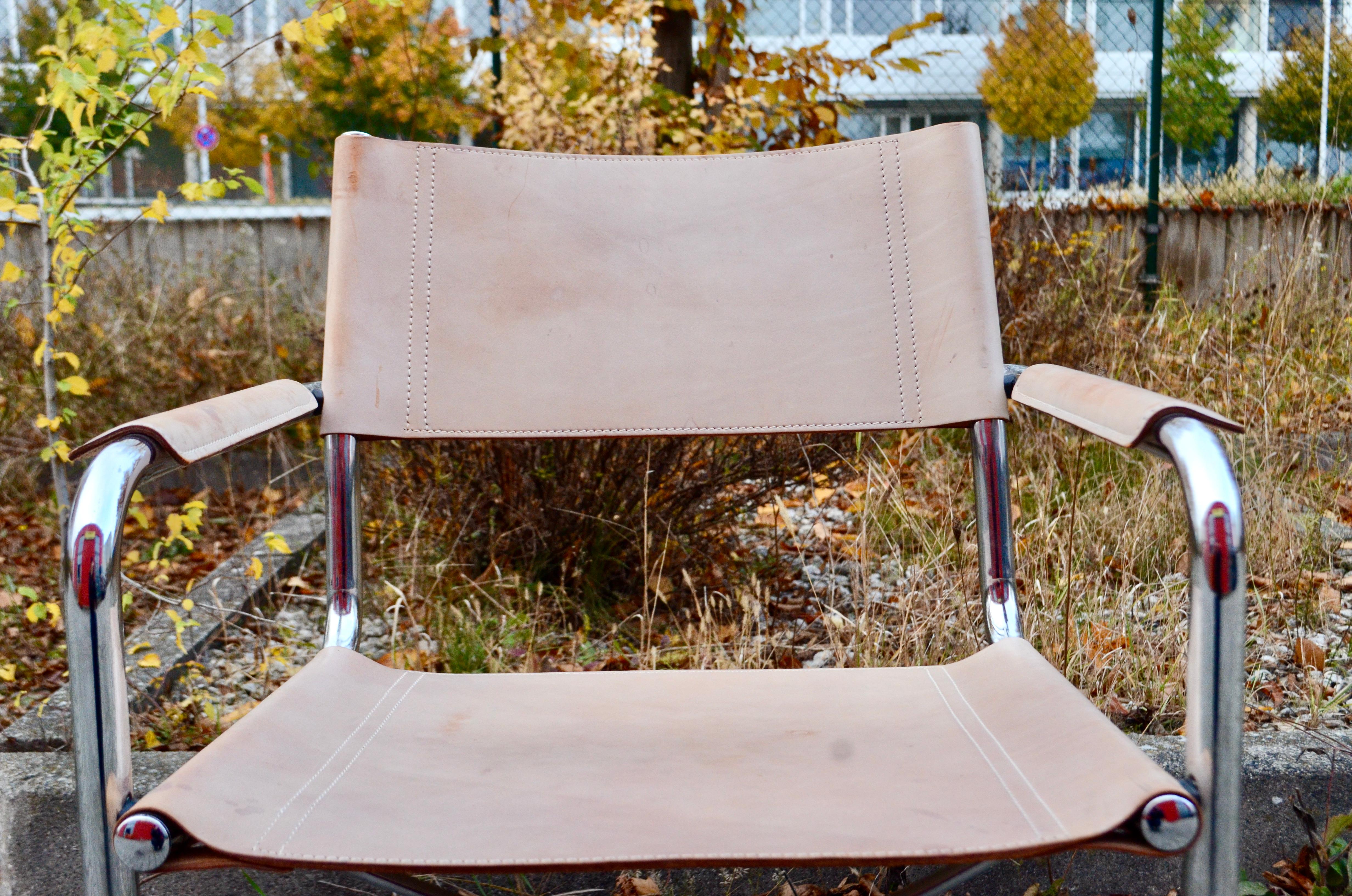 Chaise Cantilever Vintage par Centro Studi pour Matteo Grassi Modell MG.
Cette chaise Cantilever est un classique italien.
À la manière de Marcel Breuer, ces chaises sont fortement inspirées du mouvement Bauhaus.
Il s'agit d'un cuir de selle