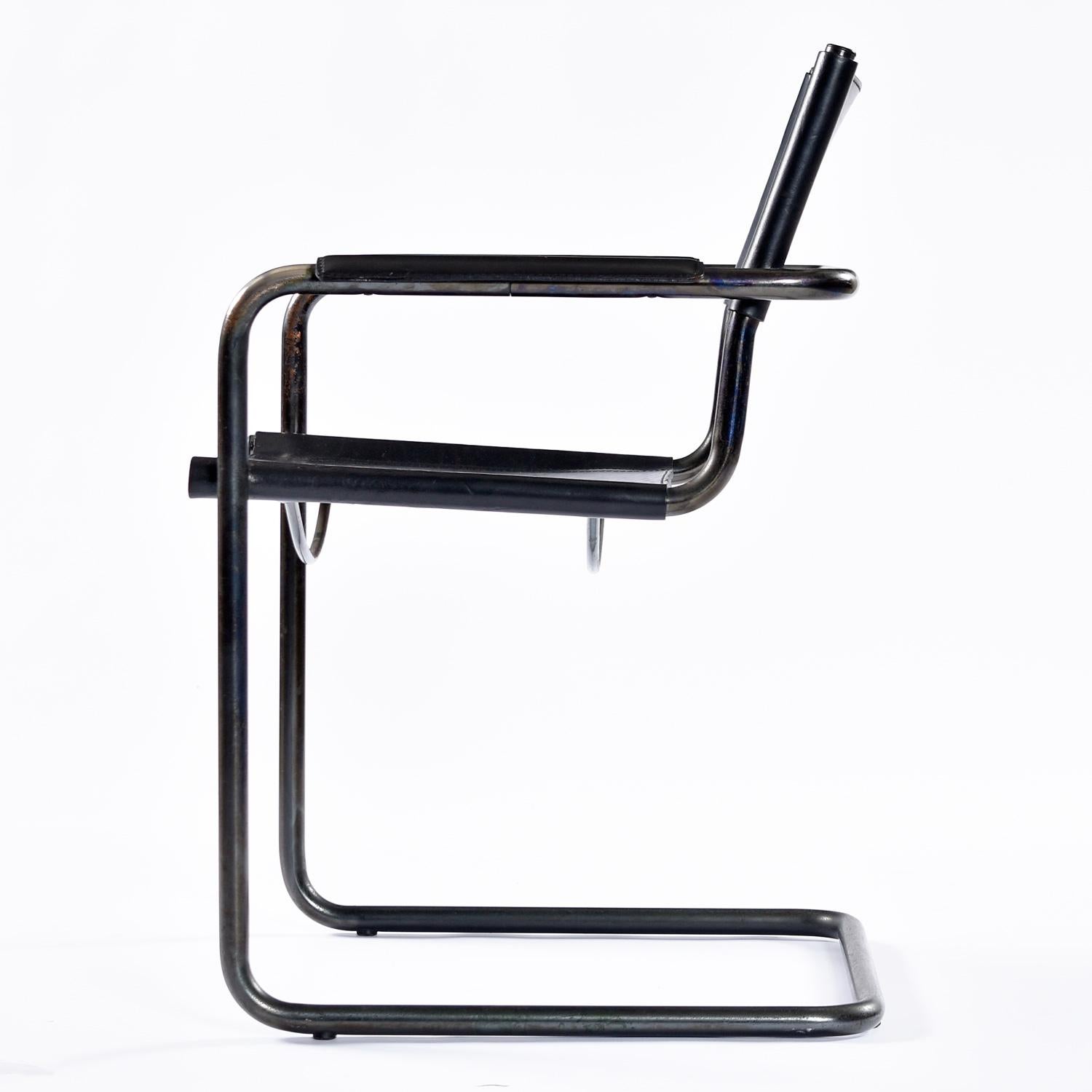 Sehen Sie sich die Patina auf diesem Chrom an!  Gerade deshalb ist das Sammeln von Vintage-Möbeln so viel interessanter und macht mehr Spaß.  

Hübsches Set aus (2) MG5 Stühlen von Matteo Grassi in schwarzen Ledersesseln. Diese authentischen Stühle