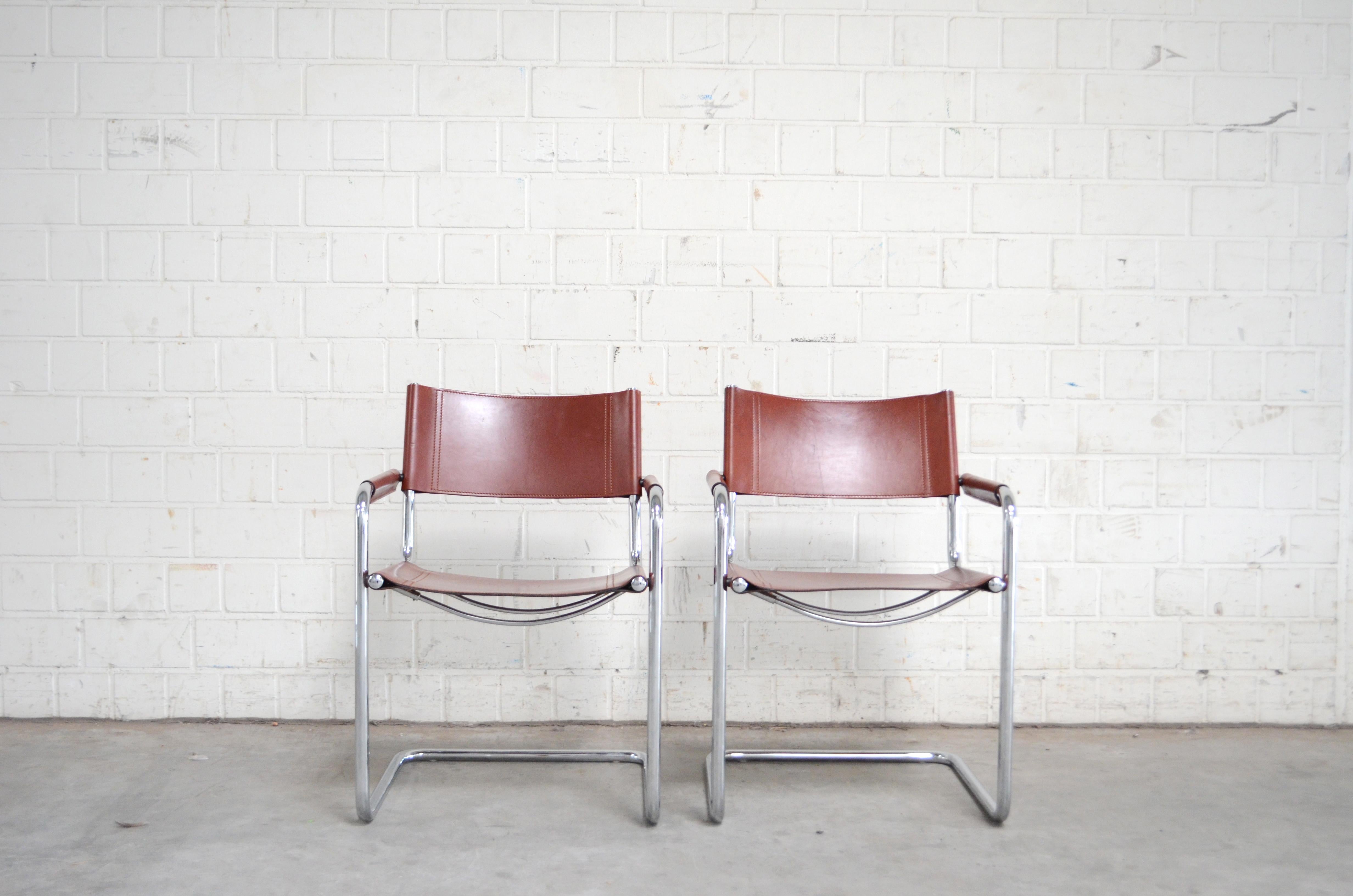 Cantilever chair by Centro Studi for Matteo Grassi Modell MG5.
Tubular chrome steel frame and ox red leather.
Set of 2.