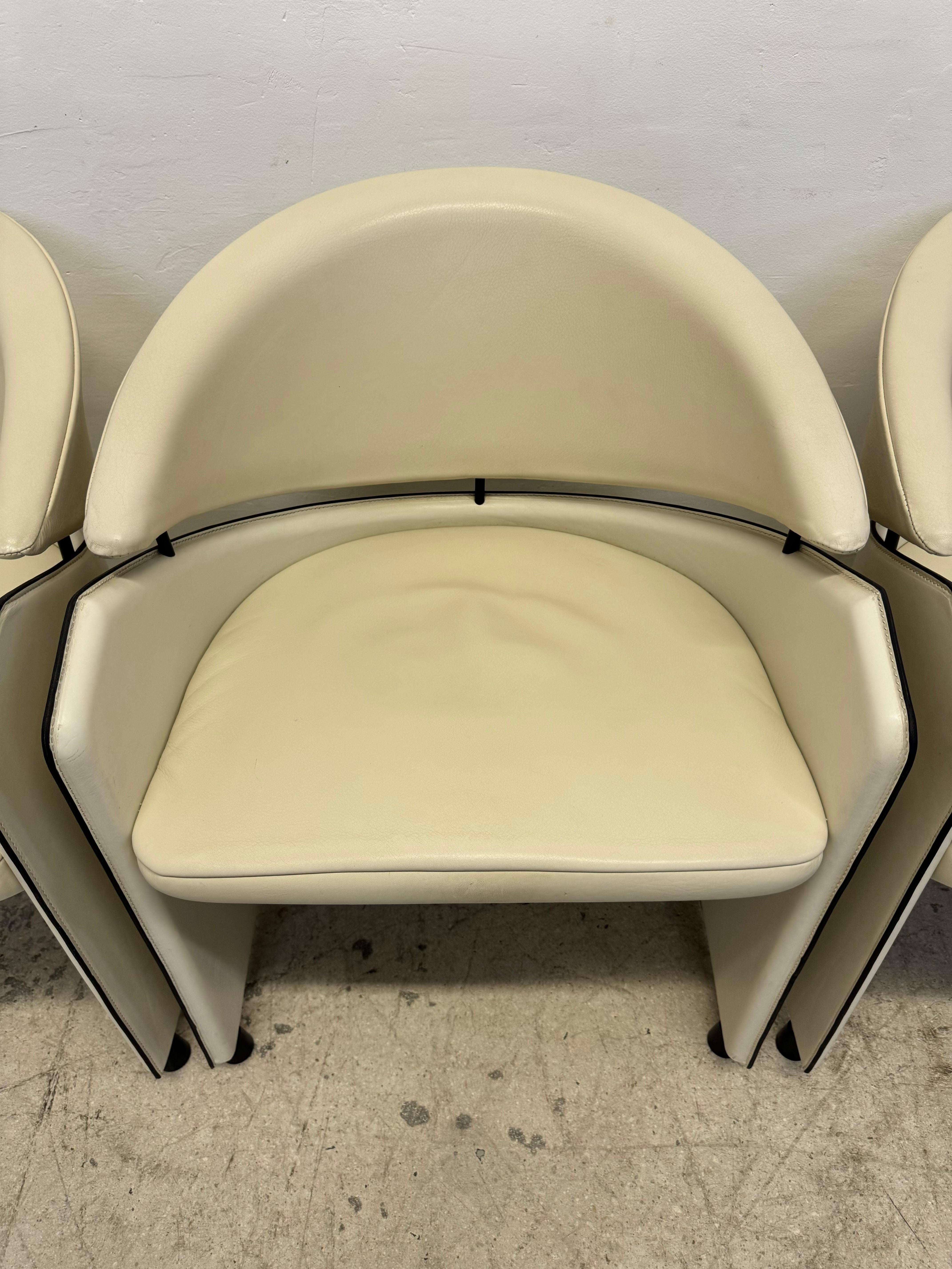 Matteo Grassi Sillones de comedor con respaldo de barril de piel color crema - Juego de cuatro en venta 3