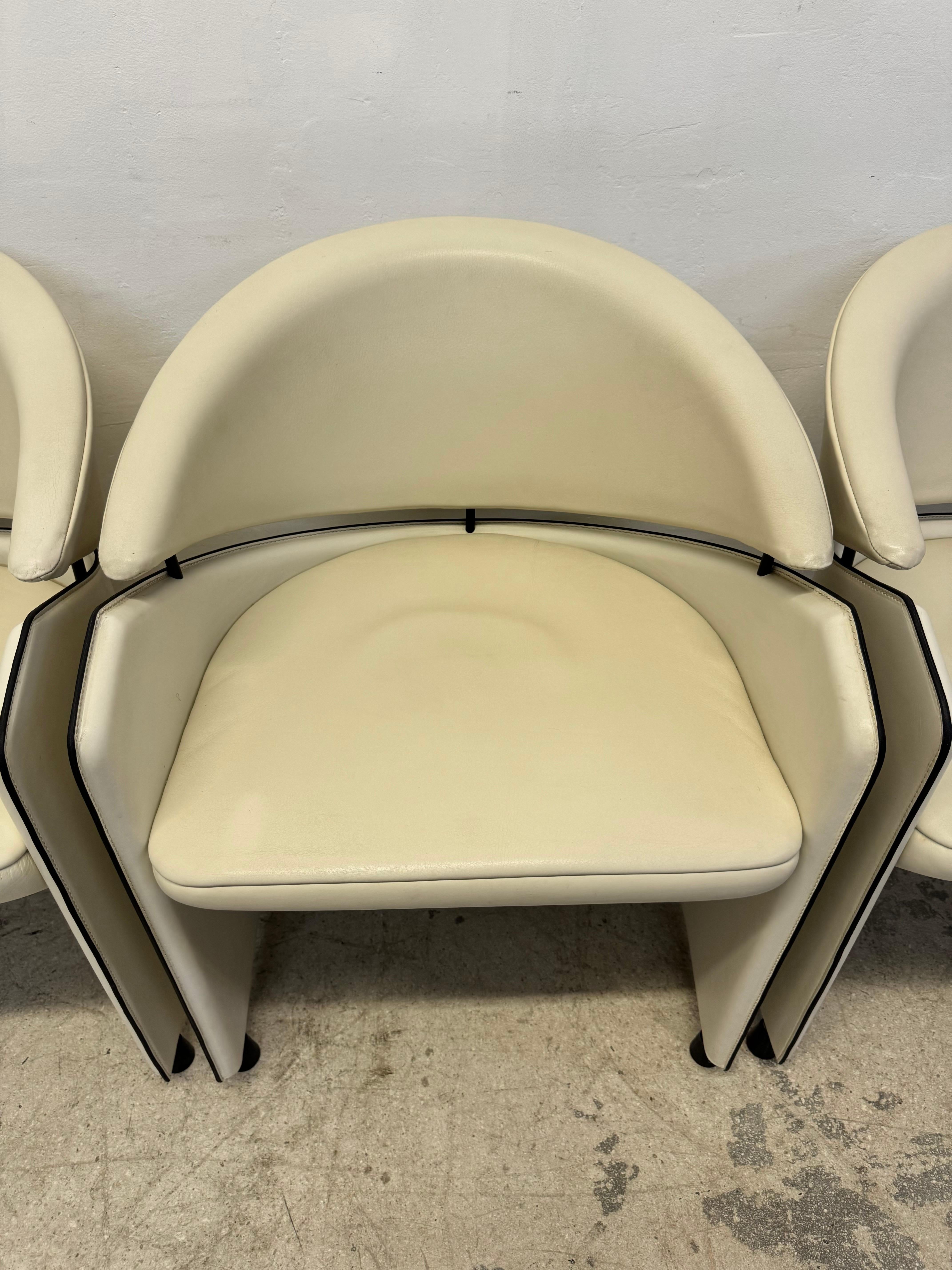 Matteo Grassi Sillones de comedor con respaldo de barril de piel color crema - Juego de cuatro en venta 4