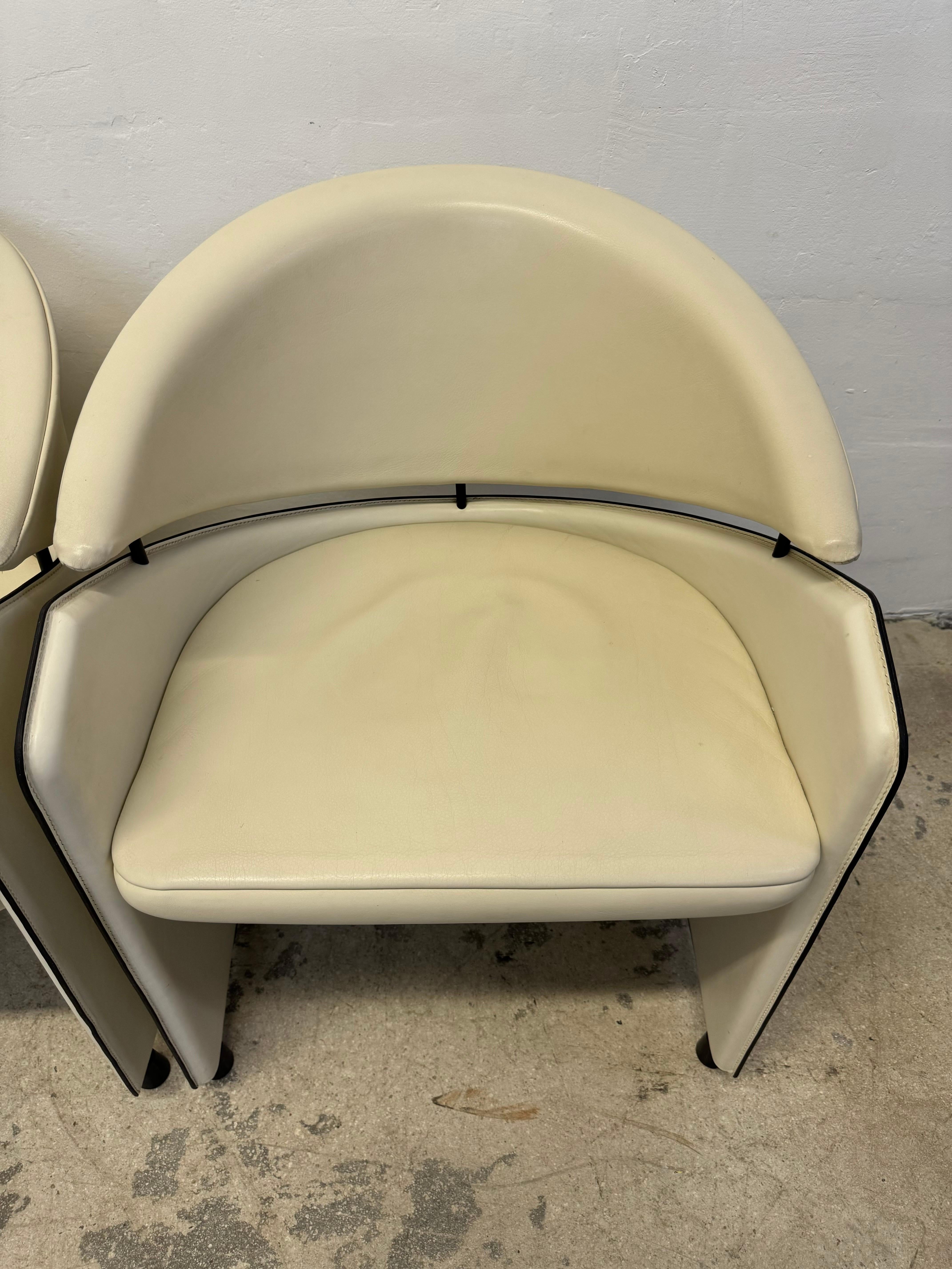 Matteo Grassi Sillones de comedor con respaldo de barril de piel color crema - Juego de cuatro en venta 5