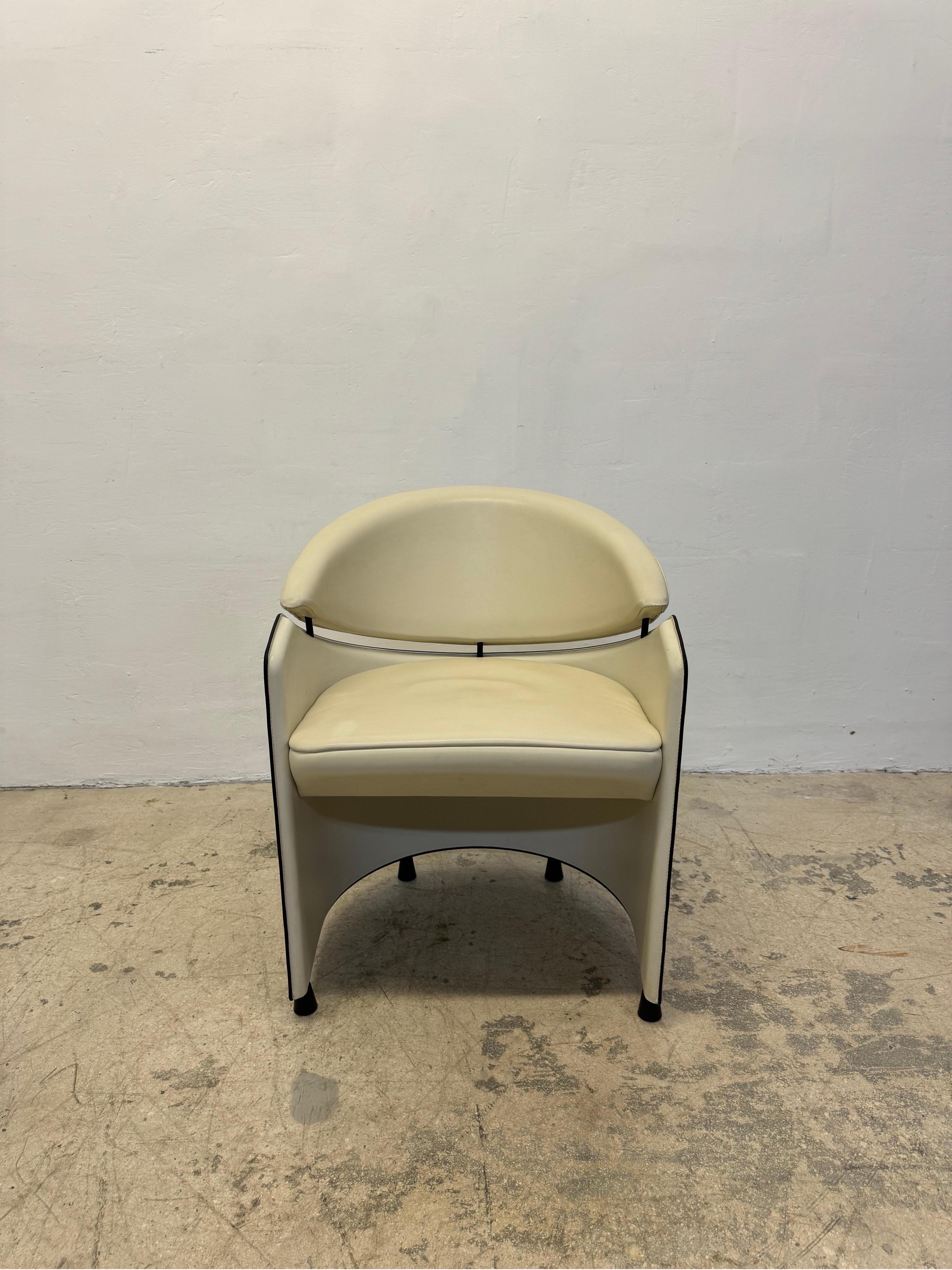 Matteo Grassi Sillones de comedor con respaldo de barril de piel color crema - Juego de cuatro Posmoderno en venta