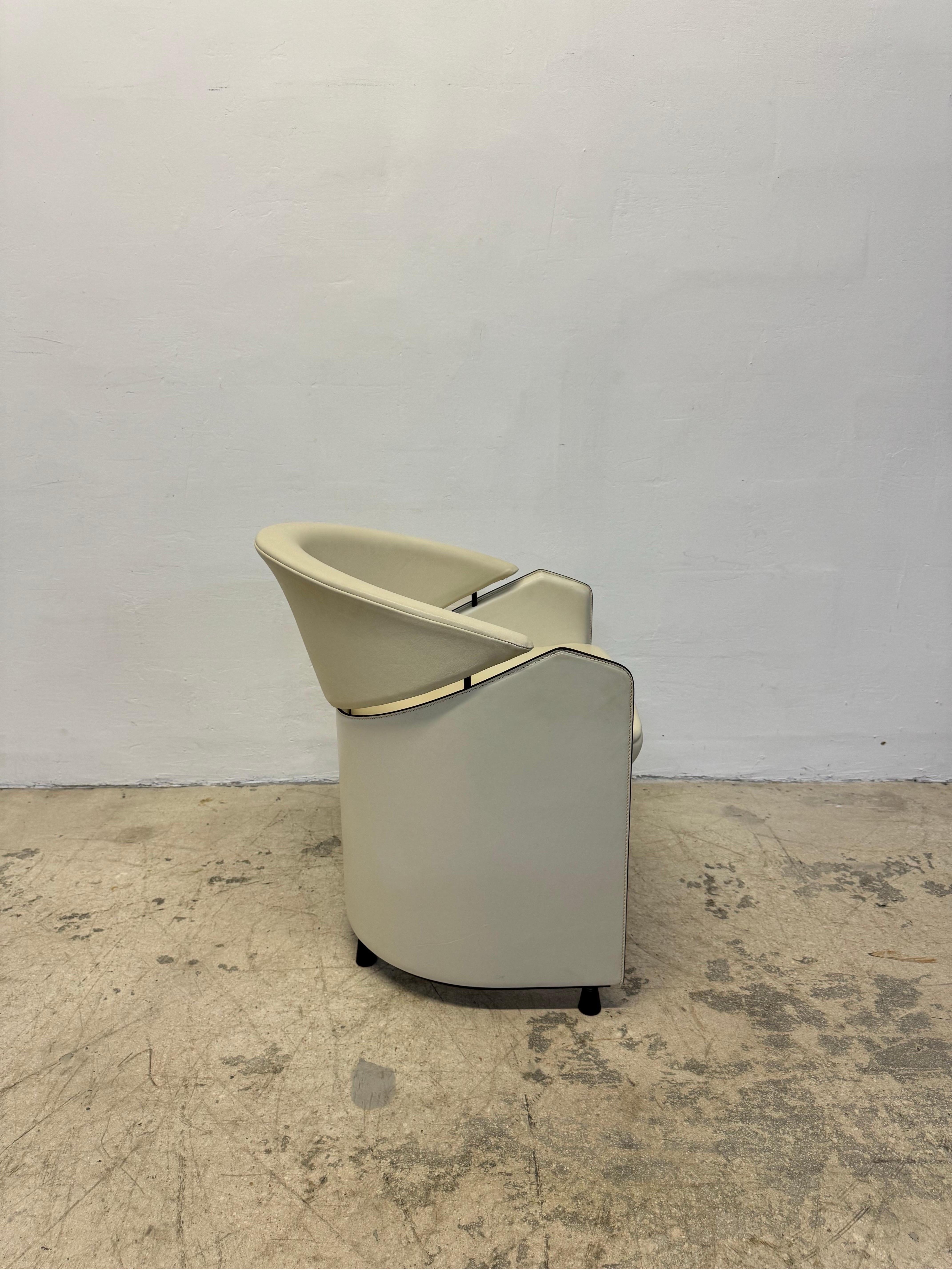 Matteo Grassi Sillones de comedor con respaldo de barril de piel color crema - Juego de cuatro Italiano en venta