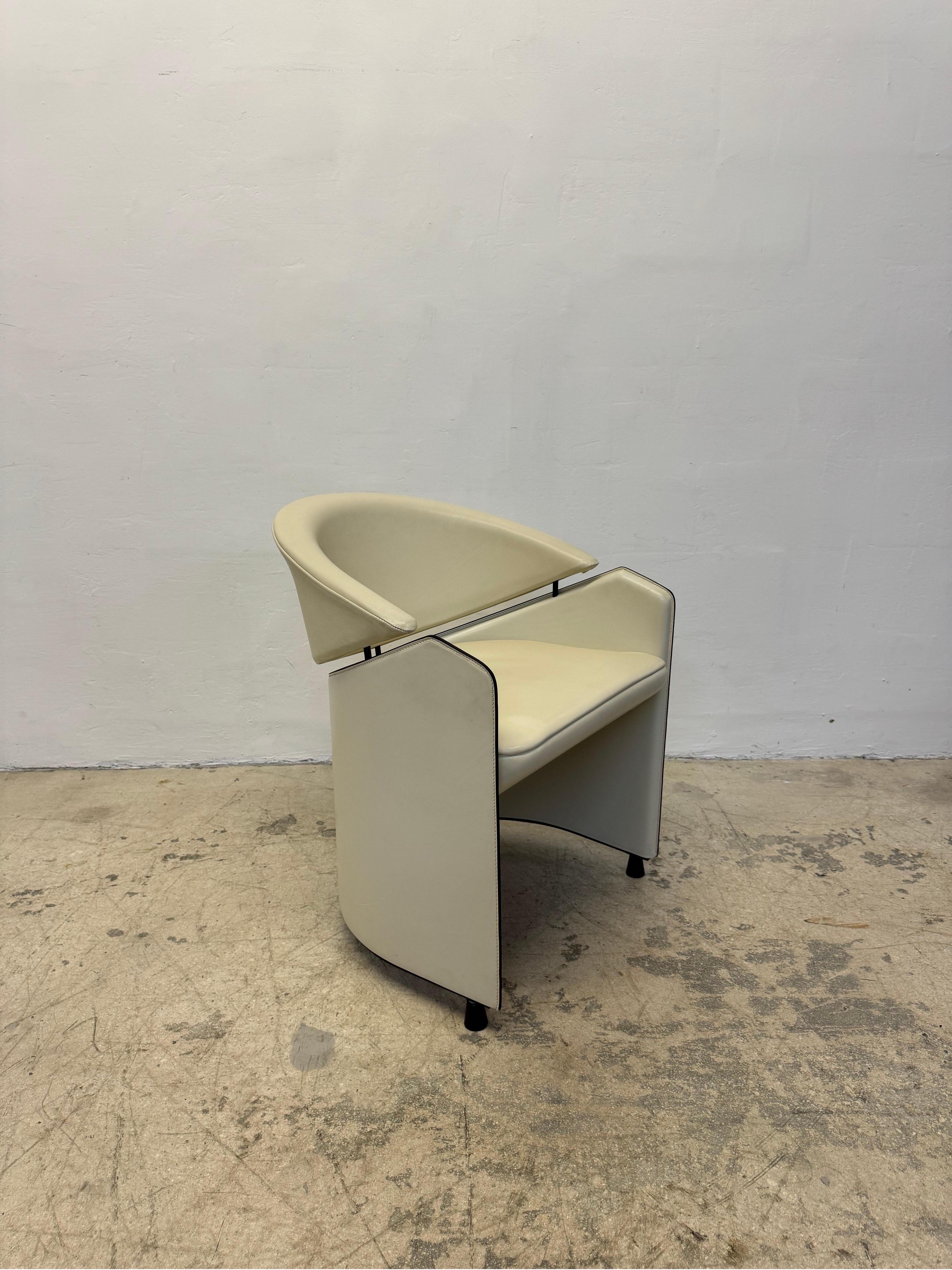 Matteo Grassi Sillones de comedor con respaldo de barril de piel color crema - Juego de cuatro en Bueno estado para la venta en Miami, FL