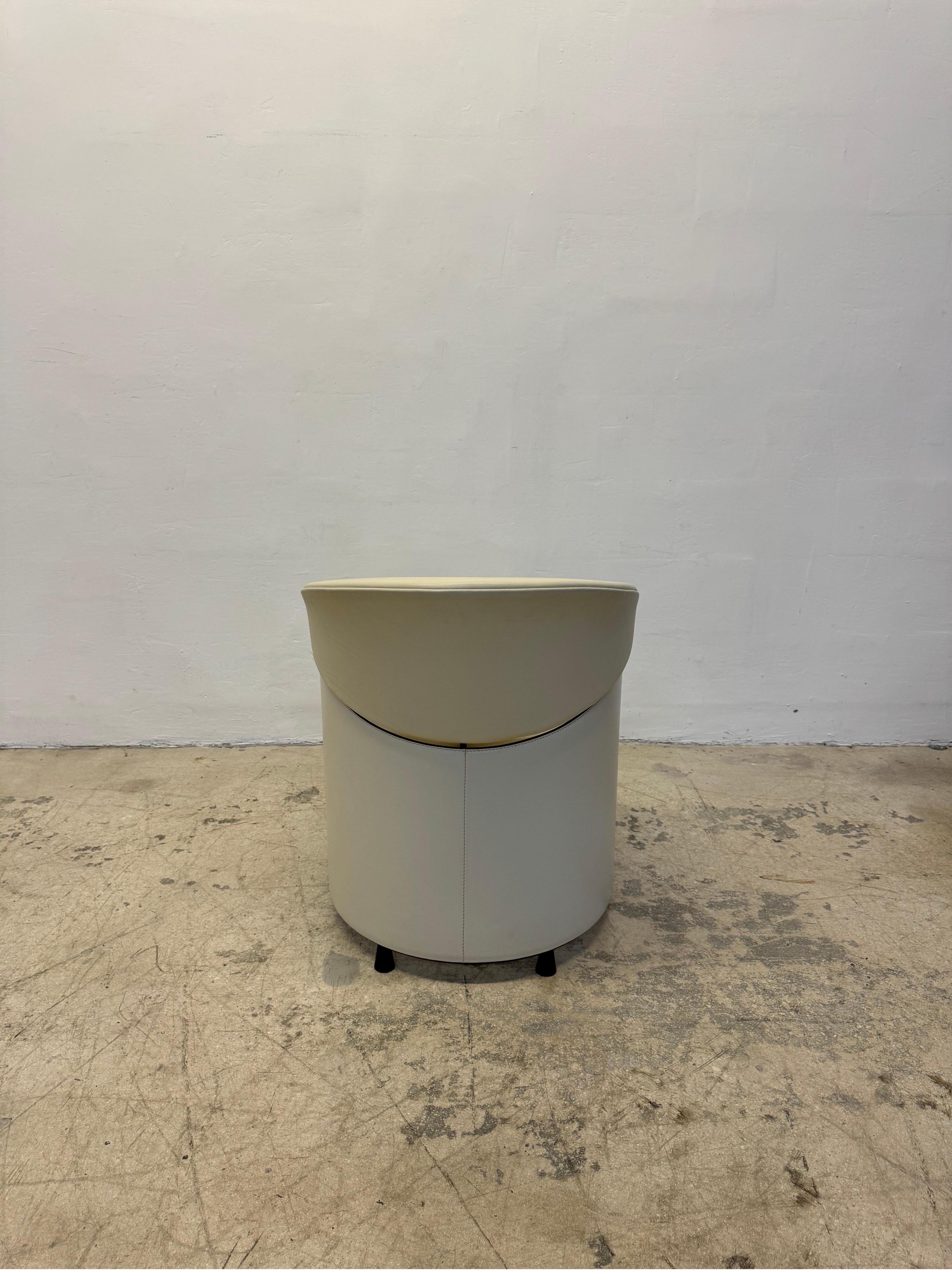 Matteo Grassi Sillones de comedor con respaldo de barril de piel color crema - Juego de cuatro siglo XX en venta