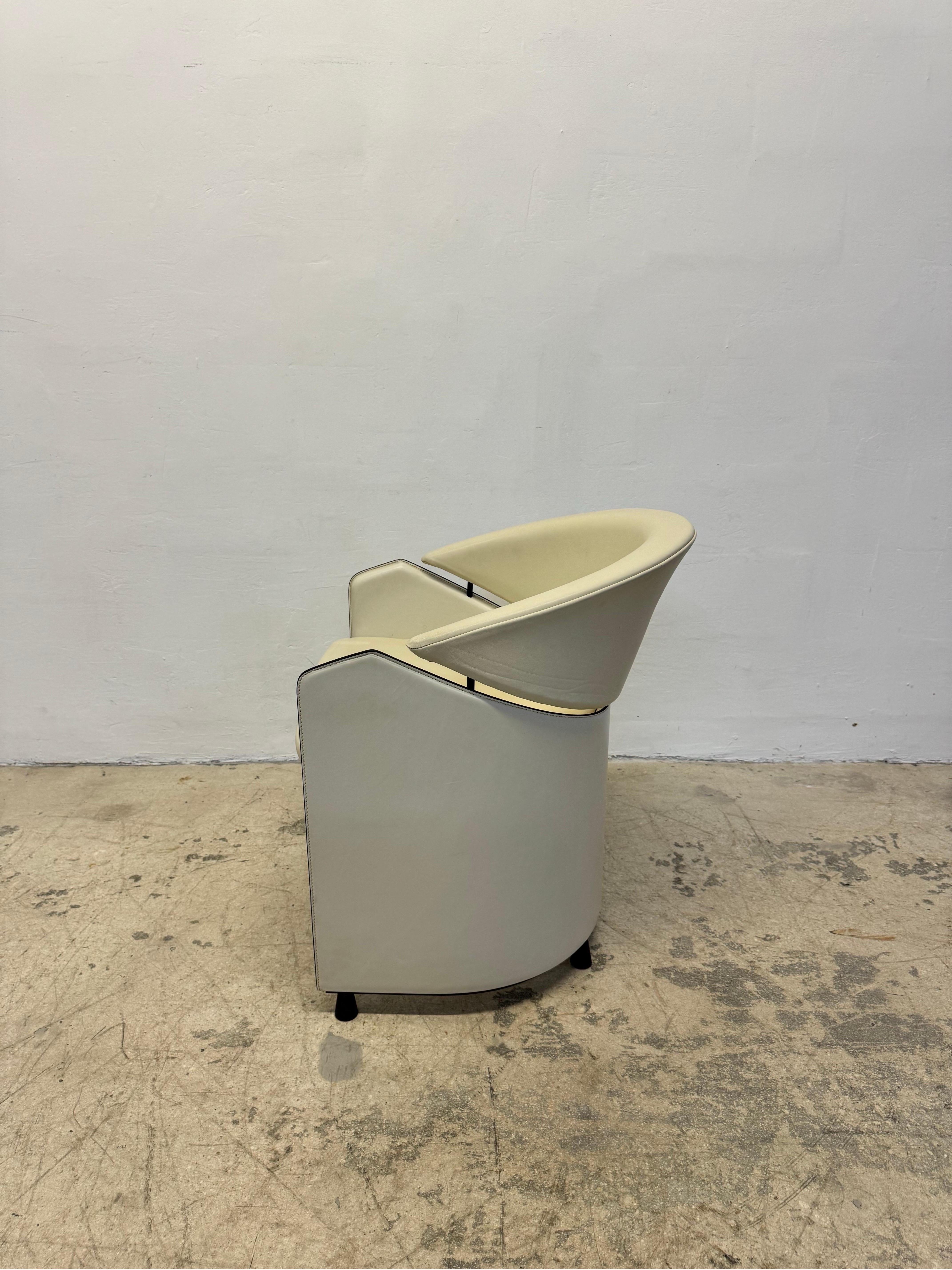 Matteo Grassi Sillones de comedor con respaldo de barril de piel color crema - Juego de cuatro Cuero en venta