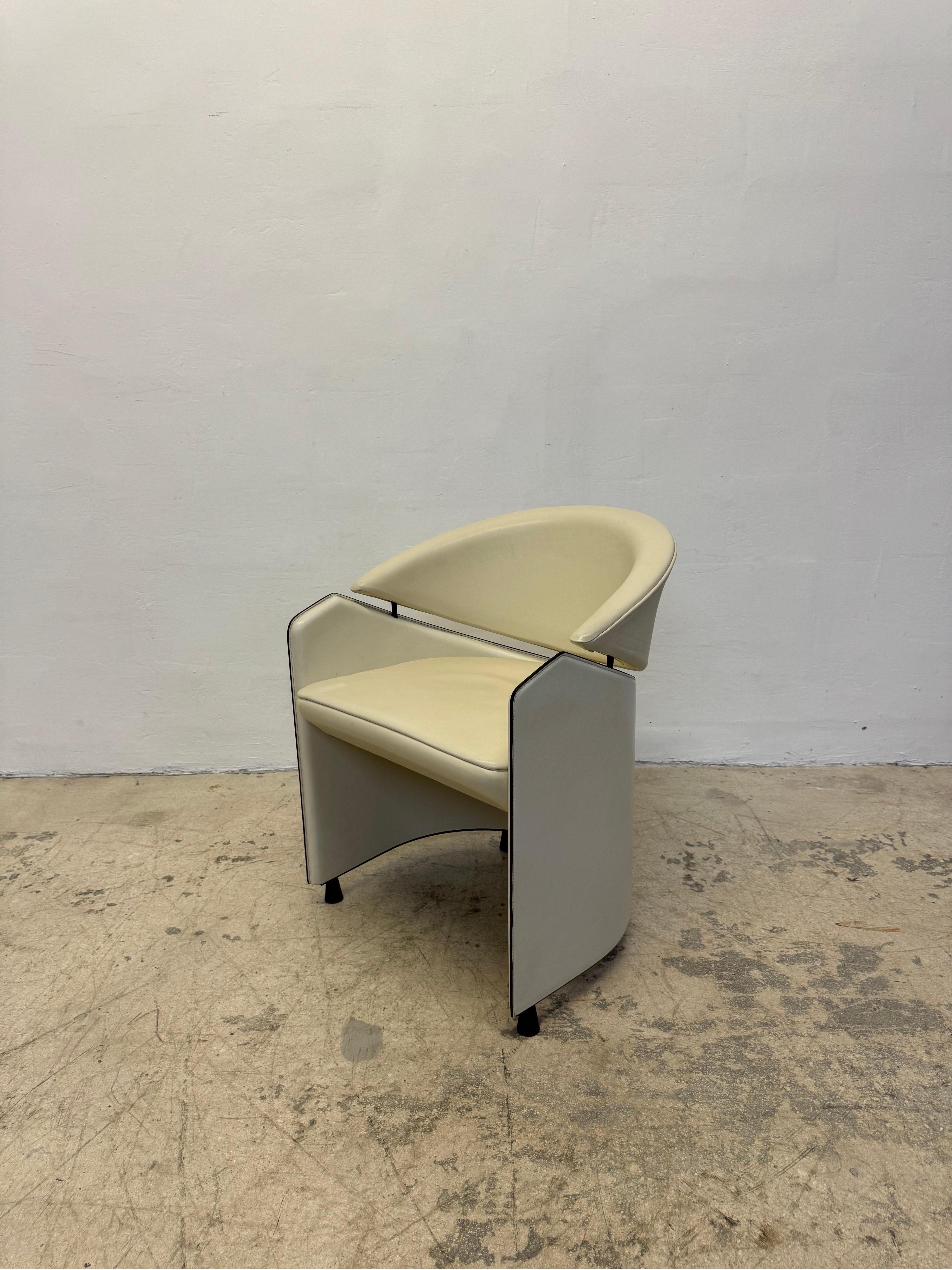 Matteo Grassi Sillones de comedor con respaldo de barril de piel color crema - Juego de cuatro en venta 1