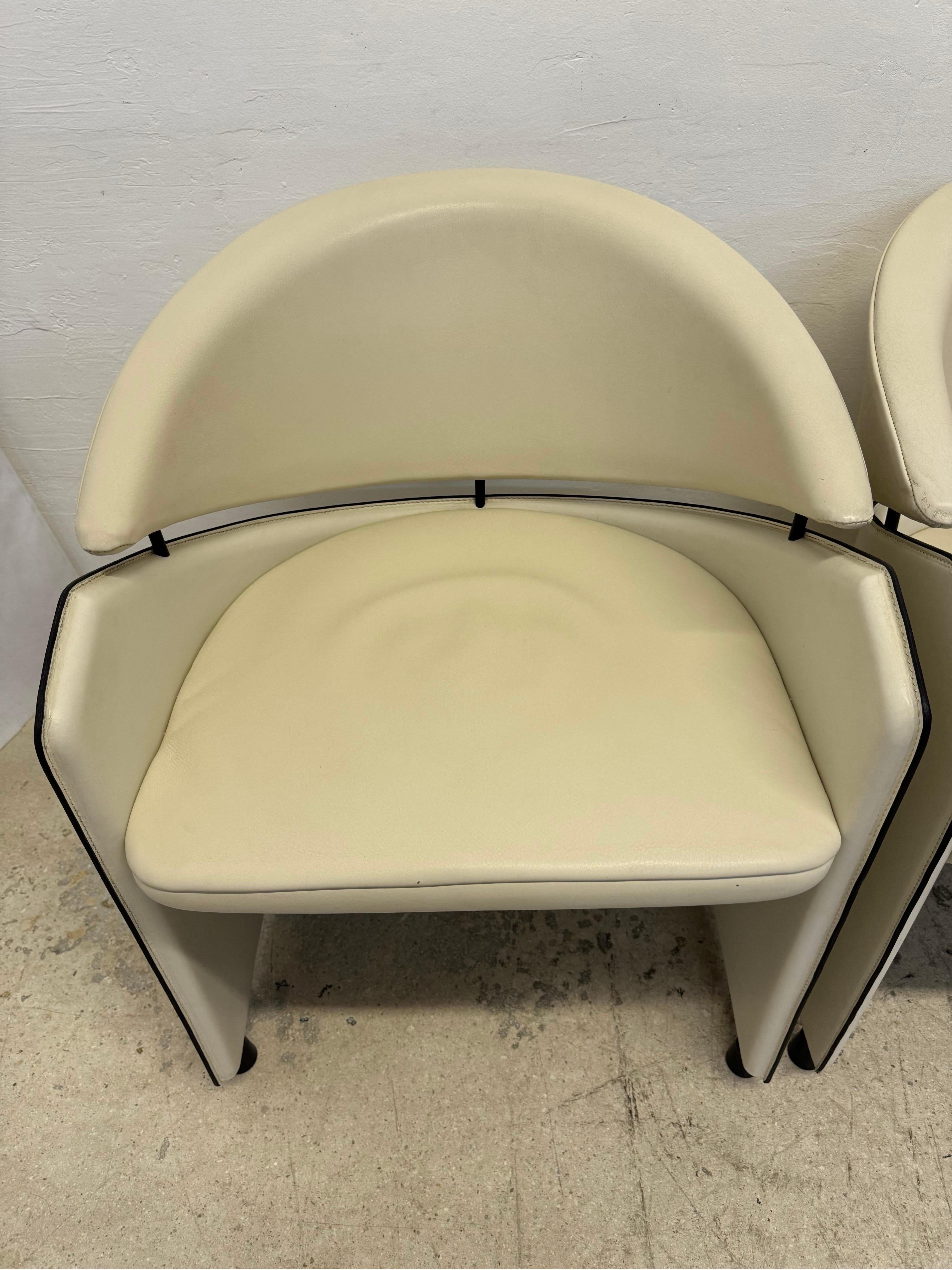 Matteo Grassi Sillones de comedor con respaldo de barril de piel color crema - Juego de cuatro en venta 2