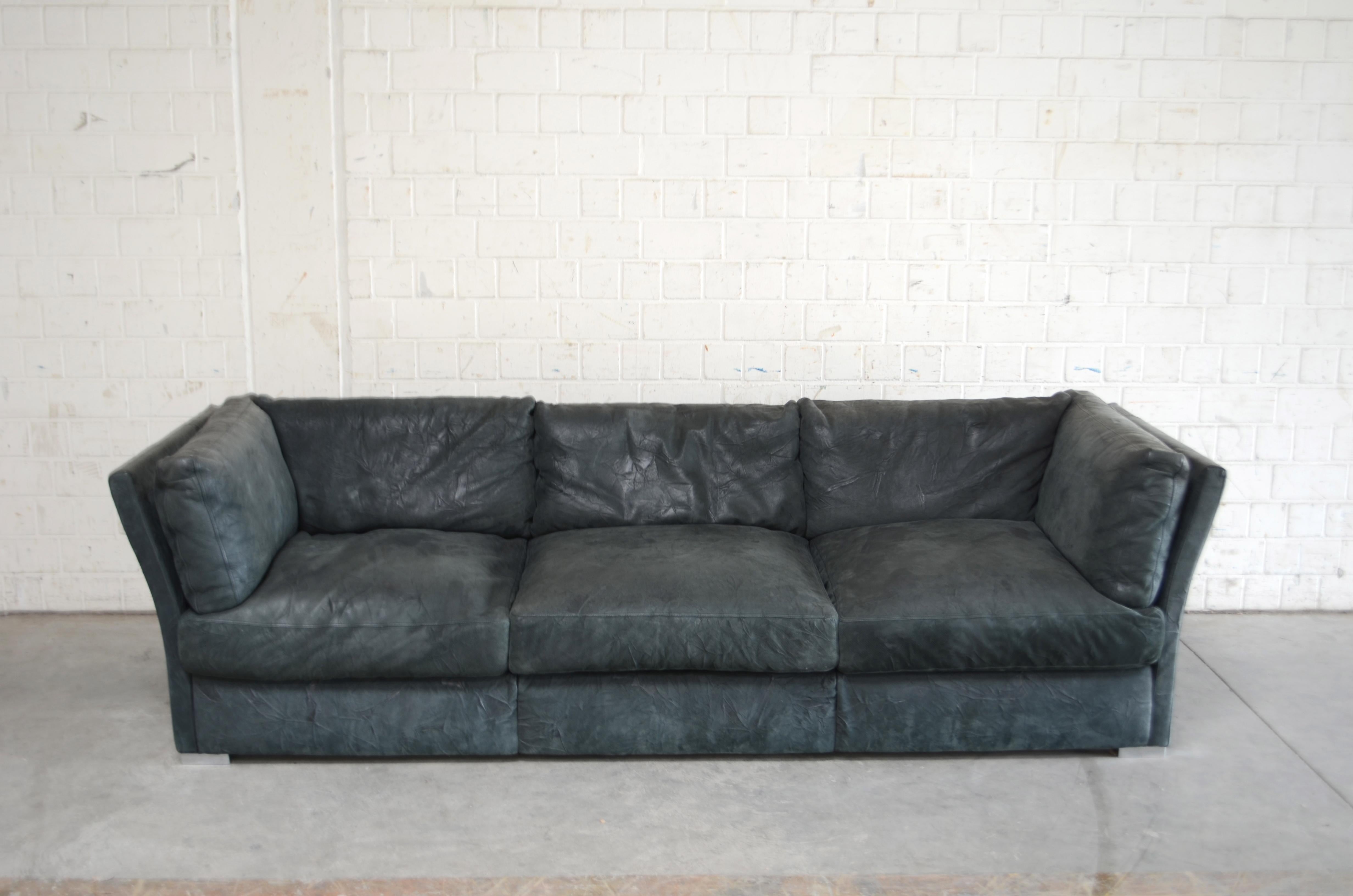 Franco Poli designed this leather sofa for Matteo Grassi. Modell Nirvana.
This sofa comes with a deluxe premium petrol aniline leather. It had a special emboss finish.
The loose cushion comes with down fillings. A comfortable und cushy seating