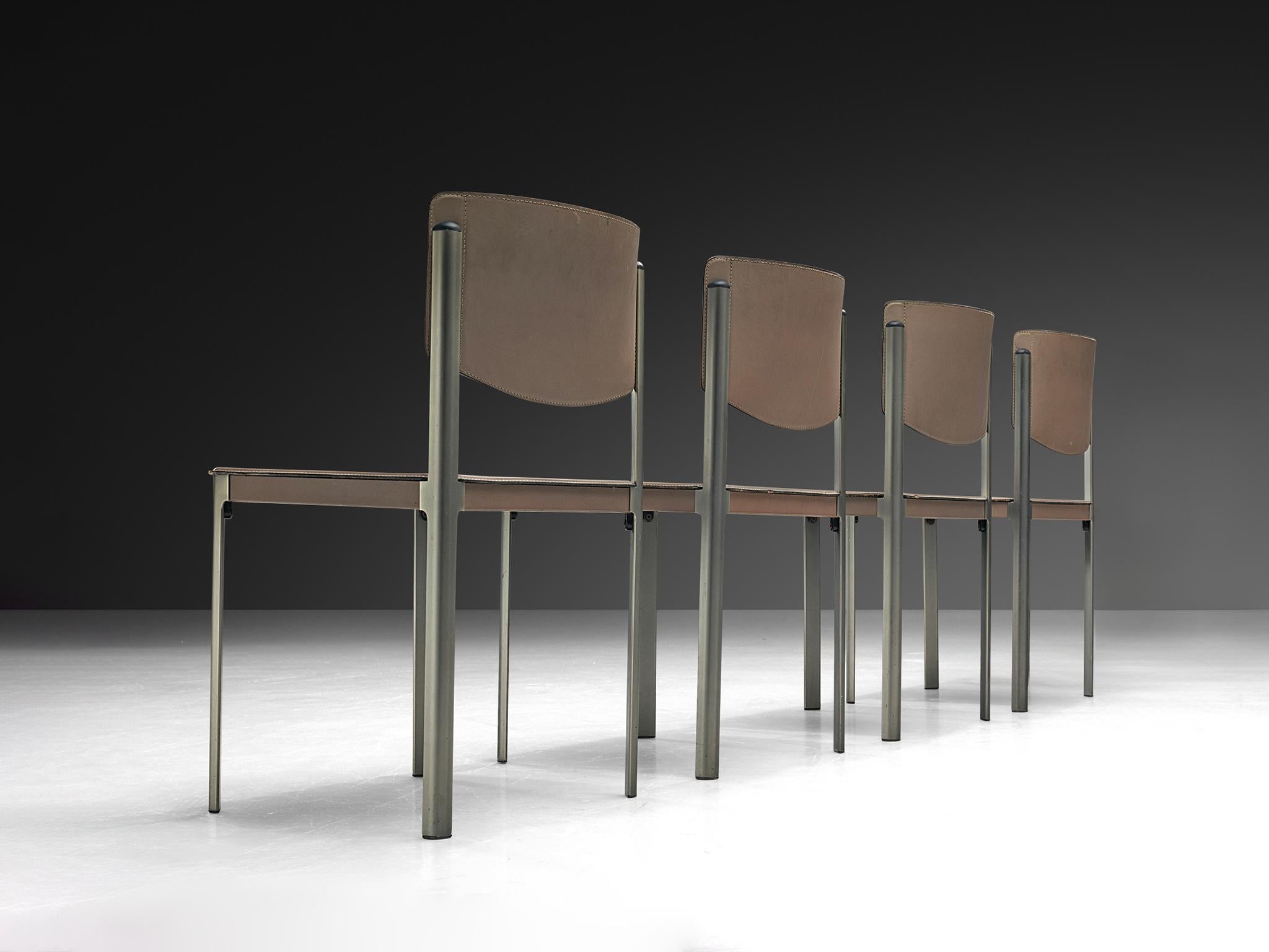 Matteo Grassi, set di dieci sedie da pranzo, pelle e acciaio, Italia, anni '80.

Sofisticato set di dieci sedie da pranzo progettato dal designer italiano Matteo Grassi negli anni '80. Queste sedie presentano un rivestimento in pelle grigia sugli