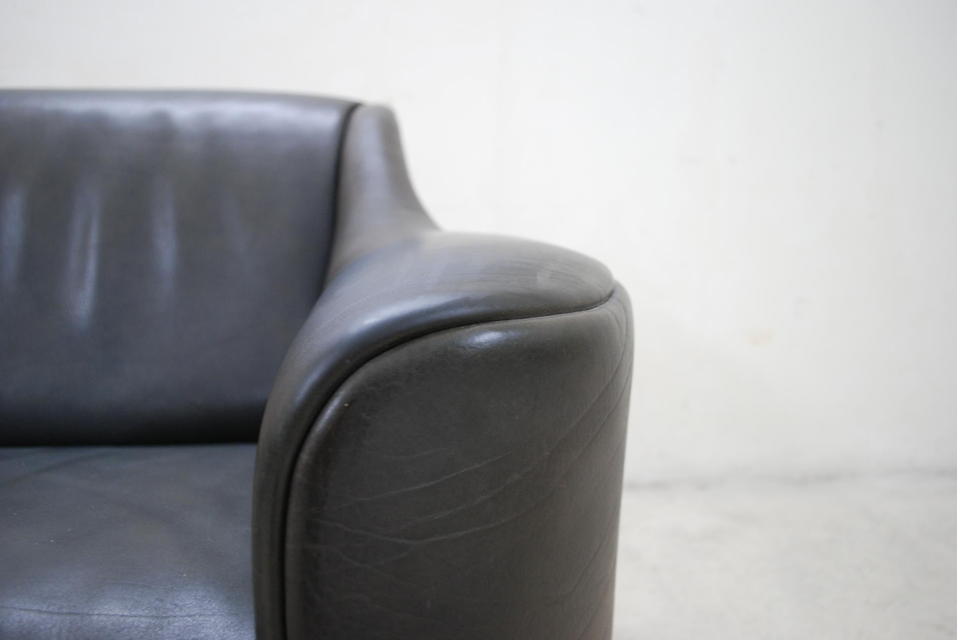 Matteo Grassi Esquire Neck Leather Armchair by Luigi Massoni & Giorgio Cazzaniga For Sale 3