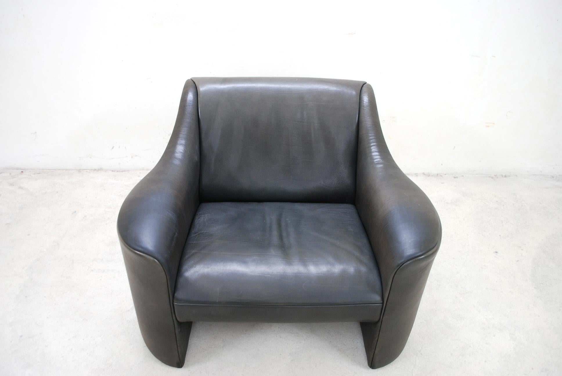 Matteo Grassi Esquire Neck Leather Armchair by Luigi Massoni & Giorgio Cazzaniga For Sale 4
