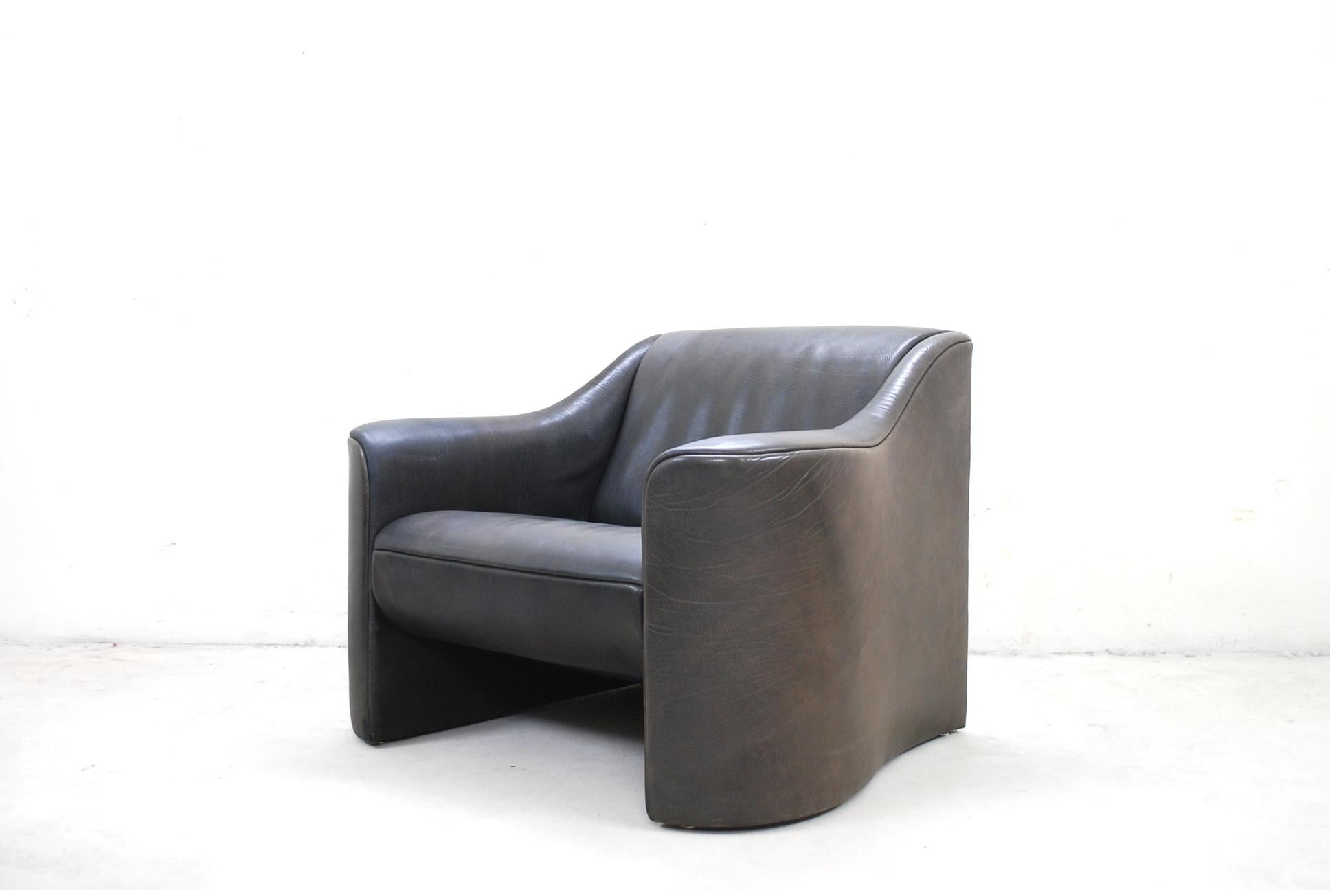 This armchair model esquire was designed by Luigi Massoni & Giorgio Cazzaniga for Matteo Grassi.
It is upholstered in thick dark brown neck leather. With patina on the armrests.
The shape is like a sculpture and beautiful curved.
Great Italian