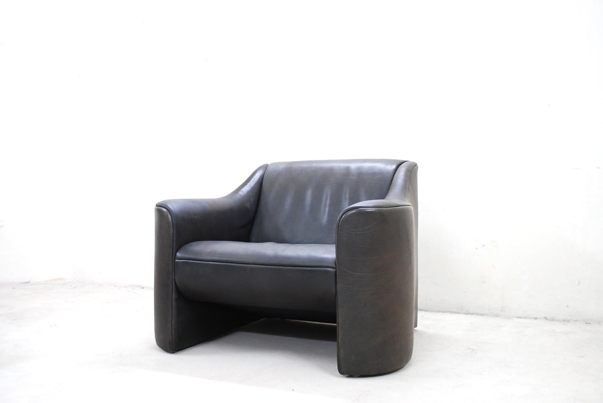 Italian Matteo Grassi Esquire Neck Leather Armchair by Luigi Massoni & Giorgio Cazzaniga For Sale