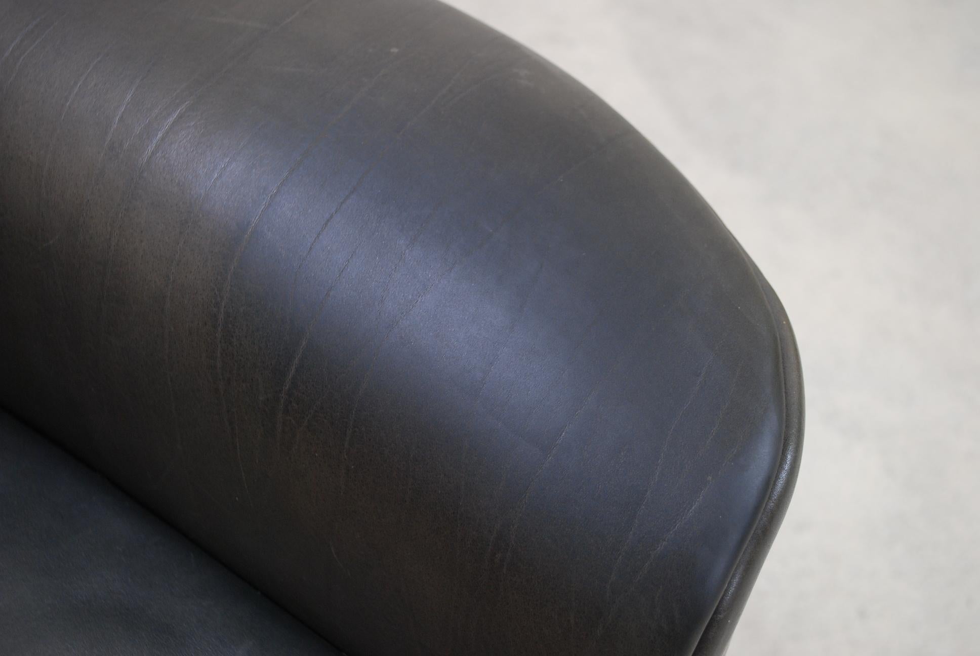 Matteo Grassi Esquire Neck Leather Armchair by Luigi Massoni & Giorgio Cazzaniga For Sale 1