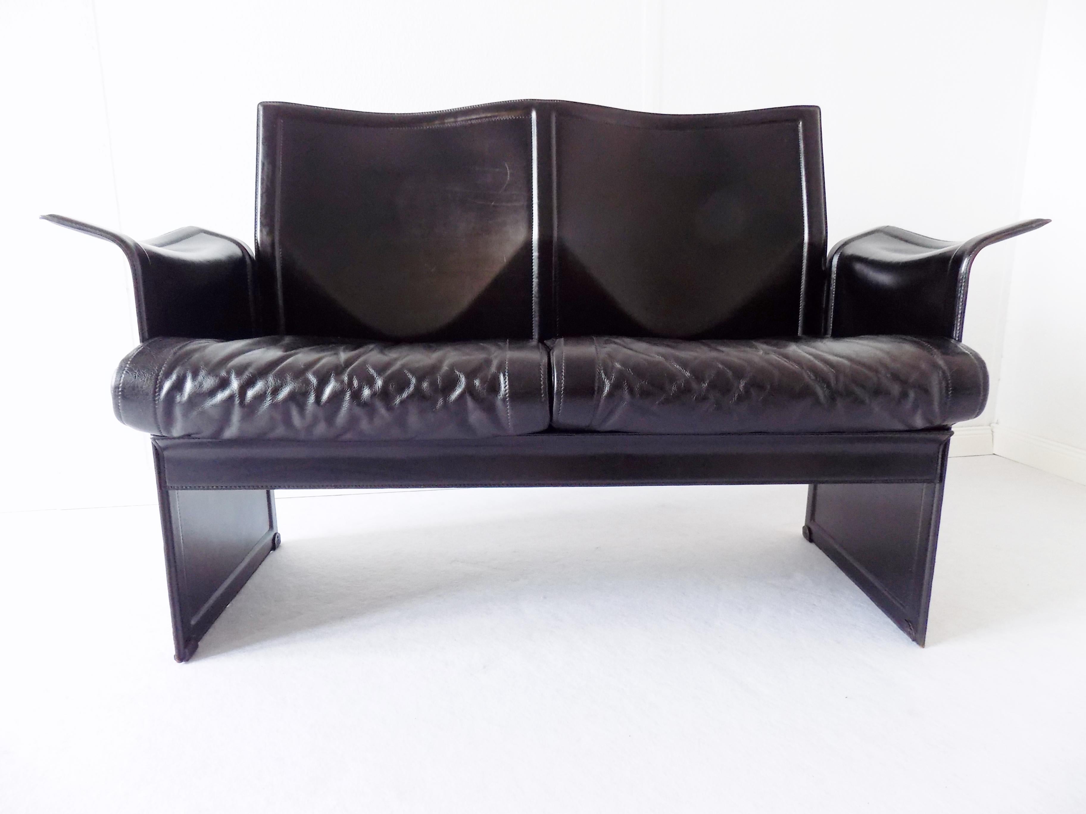 Matteo Grassi Korium 2-Seat by Tito Agnoli, Black Saddle Leather, Italian, 70s

This Korium 2-seat comes in black saddle leather and is in good condition. The leather is without any bigger wear and tear. The seat cushions are comfortable and have